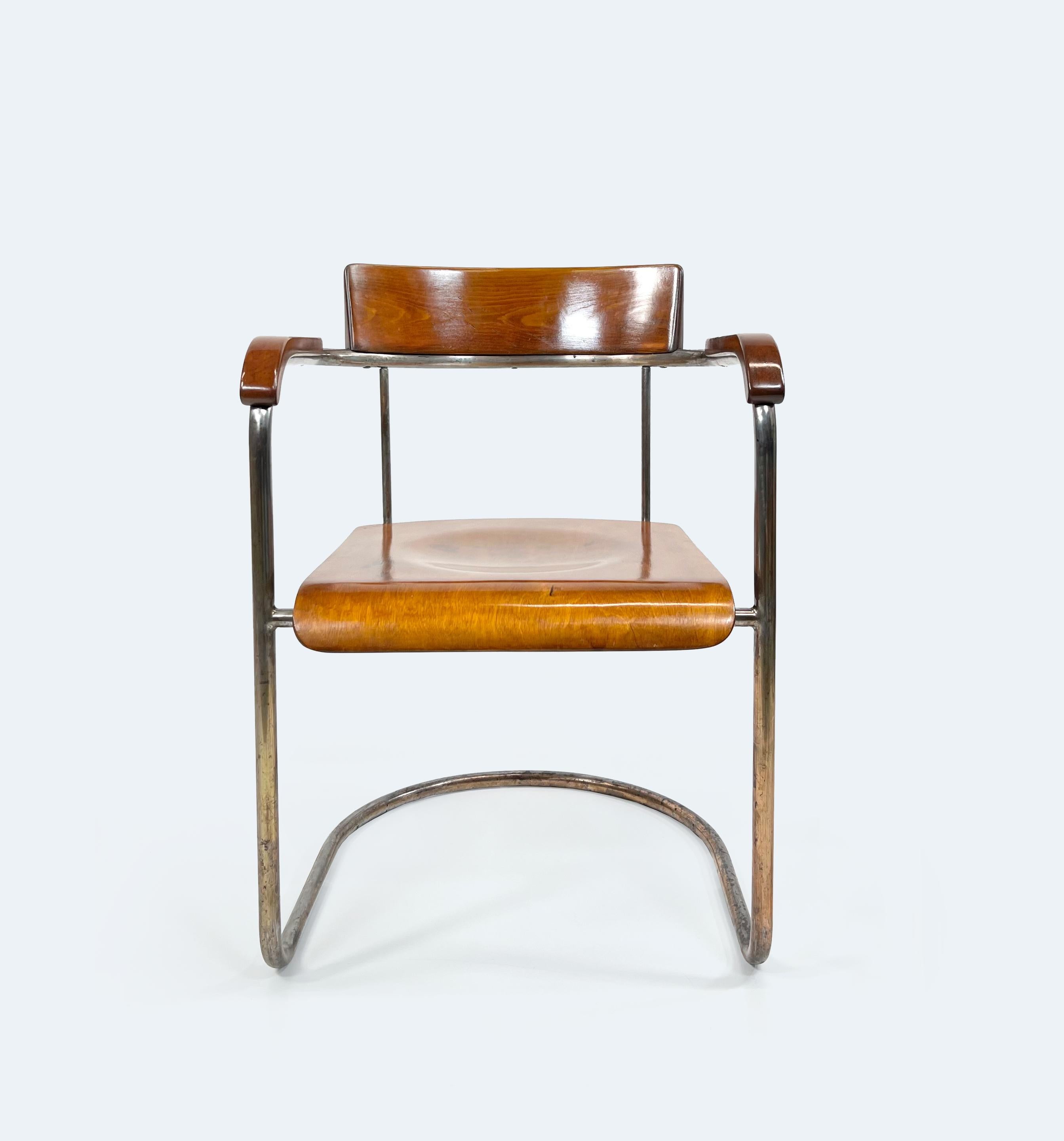 La sedia Tubular Steel Model No. 1242 di Rudolf Vichr, progettata negli anni '30, è uno straordinario esempio di artigianato modernista. Caratterizzata da una struttura in tubi d'acciaio nichelato, la sedia bilancia il design industriale con i