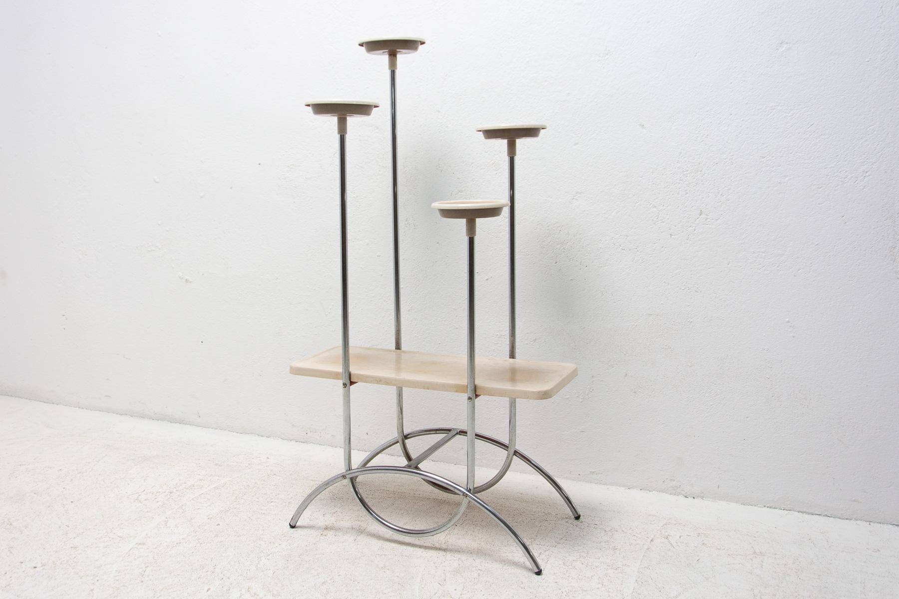 An example of the Czechoslovak functionalist period – a chrome-plated flower stand made of bent tubes and pastic. It was made in the 1930´s. The stand is in very good Vintage condition, bearss signs of age and using.

Dimensions:

Height: 109