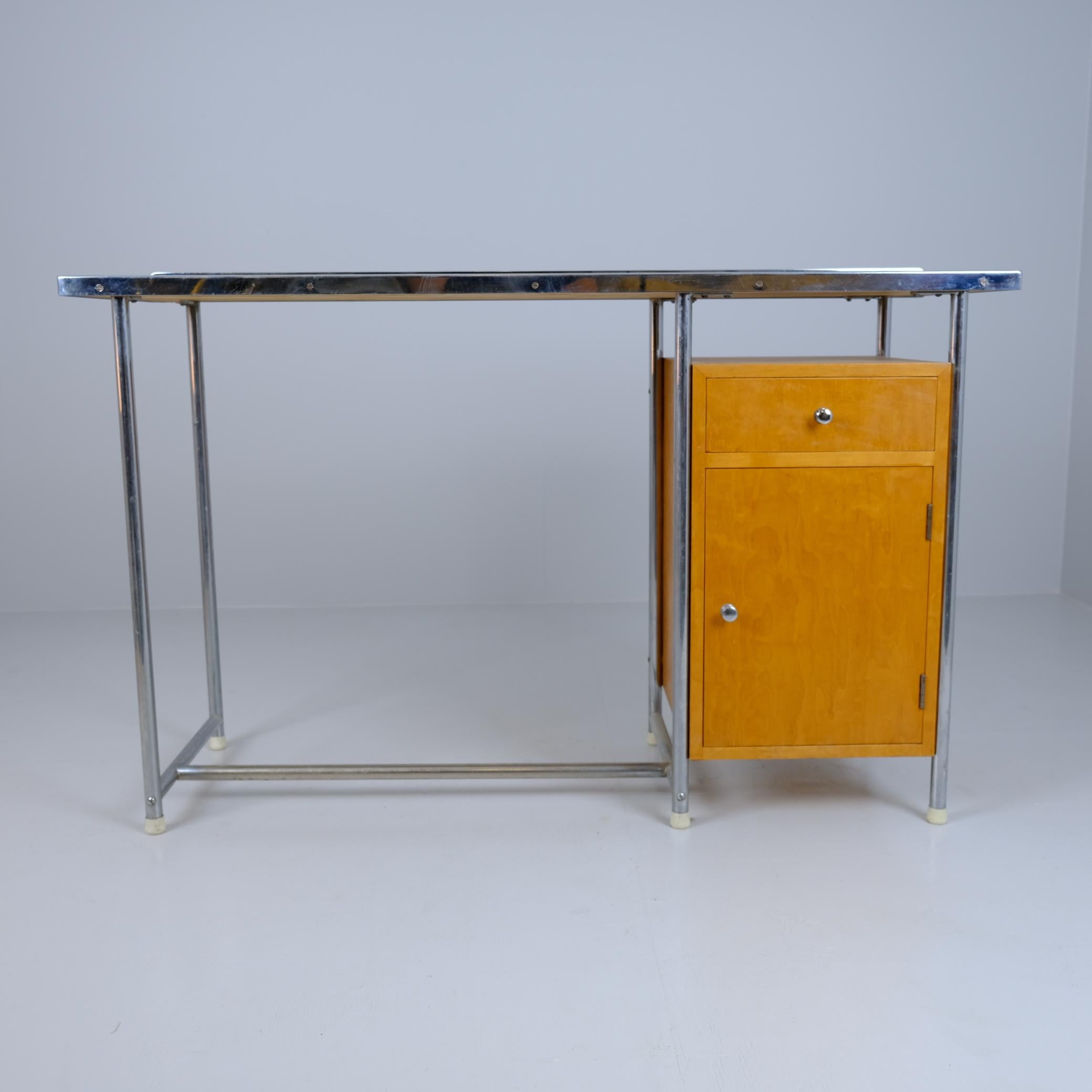 Un bello ejemplo del periodo funcionalista y de los muebles de acero tubular. Este escritorio está fabricado por Heteka Finlandia y muy probablemente es obra del famoso arquitecto finlandés Pauli Blomstedt, que fue uno de los pioneros del