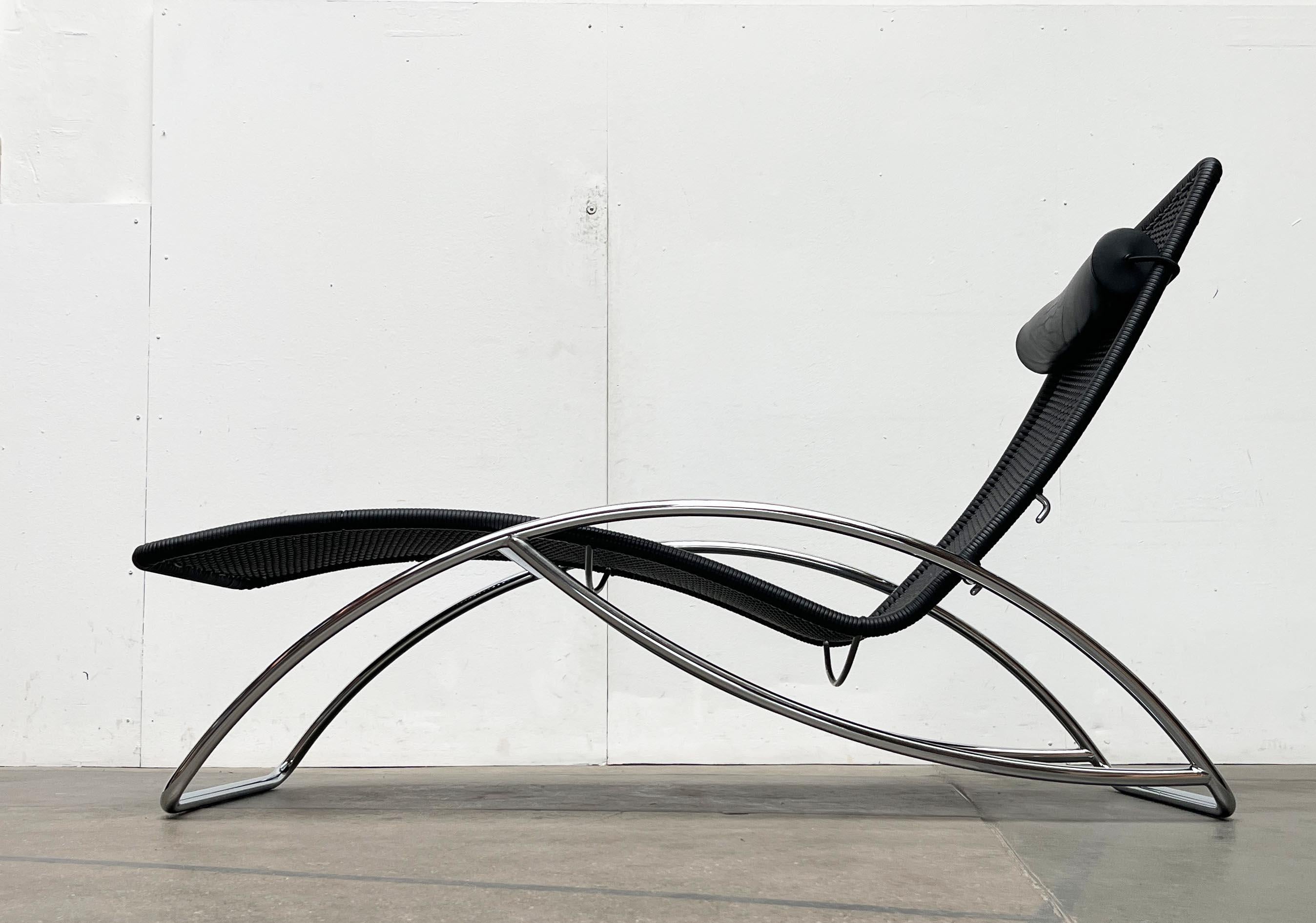 Chaise longue o lettino a dondolo del rinomato produttore di mobili in acciaio tubolare Thonet, basato su un disegno del designer danese Torben Skov degli anni '80.

La particolarità di questo design è la sua flessibilità. Il telaio in tubolare