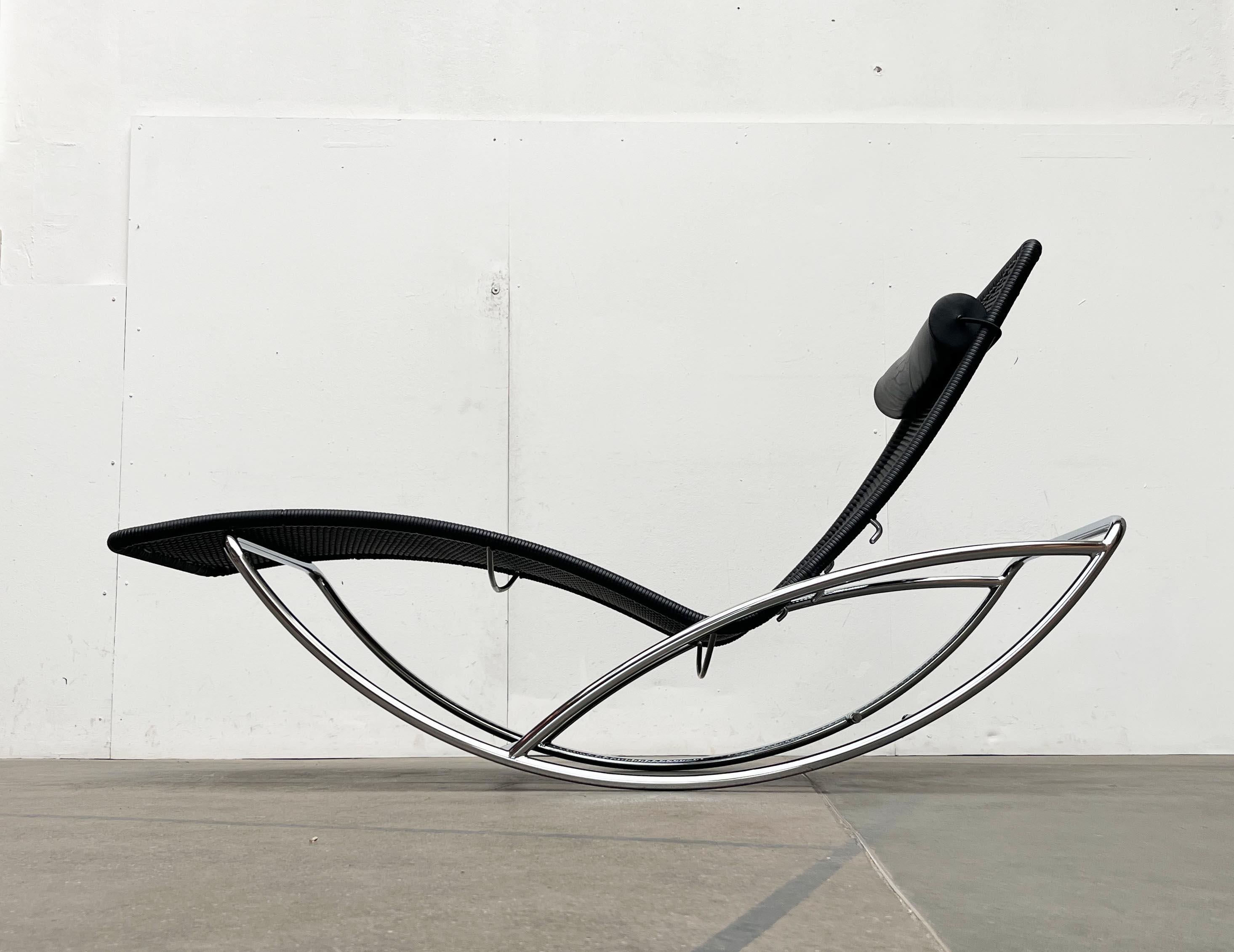 Postmoderno Sedia a dondolo a chaise longue in acciaio tubolare S 828 di Torben Skov per Thonet in vendita