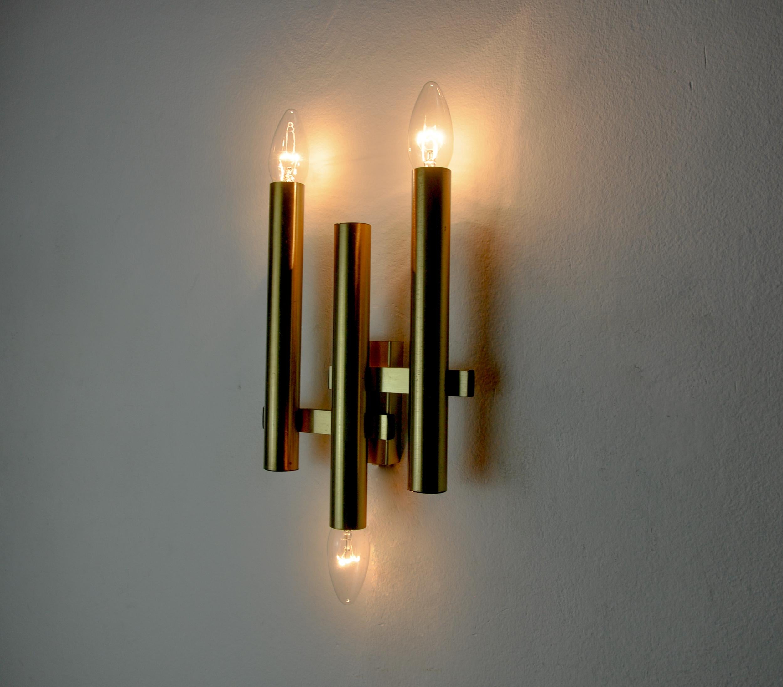Very beautiful tubular wall light from the Sciolari house dating from the 1970s. Brass structure composed of three arms and 3 light points. Rare design object that will illuminate your interior wonderfully. Electricity checked, marks of time