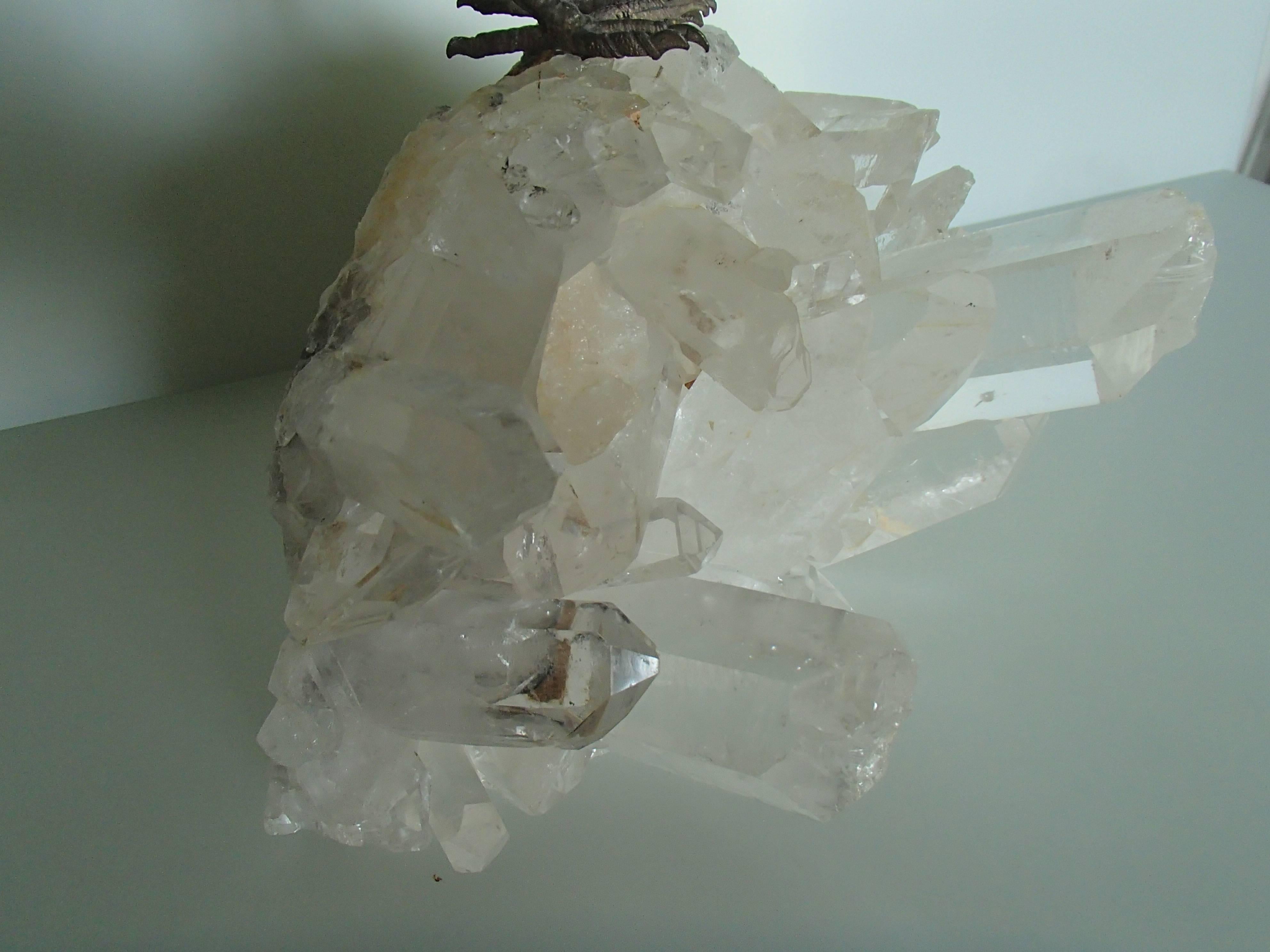 Tucan sitzend auf einem Cristall aus Sodalith und Rosen Quarz im Zustand „Relativ gut“ im Angebot in Weiningen, CH