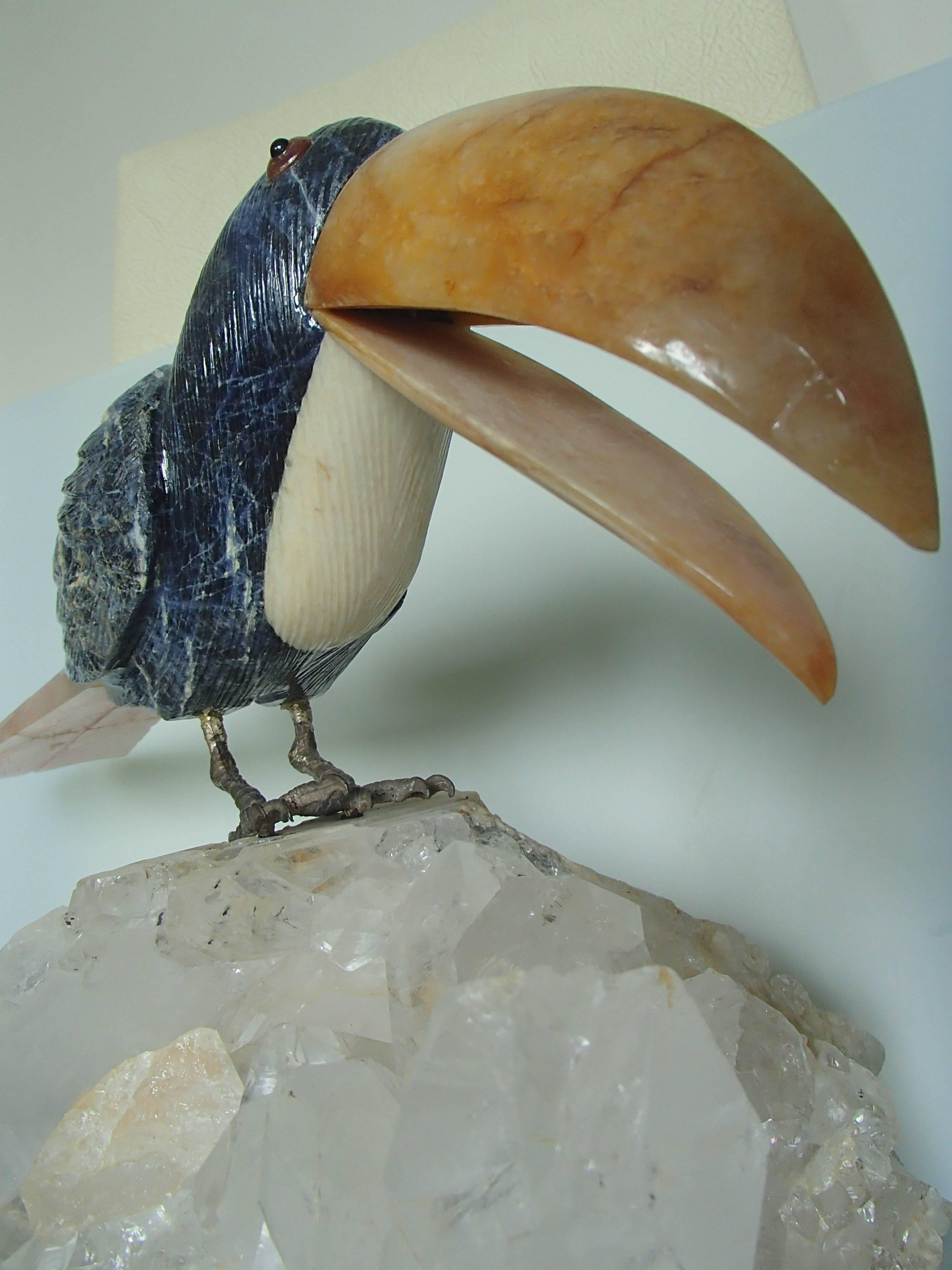 Tucan Sitting on a Cristall Made of Sodalith and Rose Quarz For Sale 1