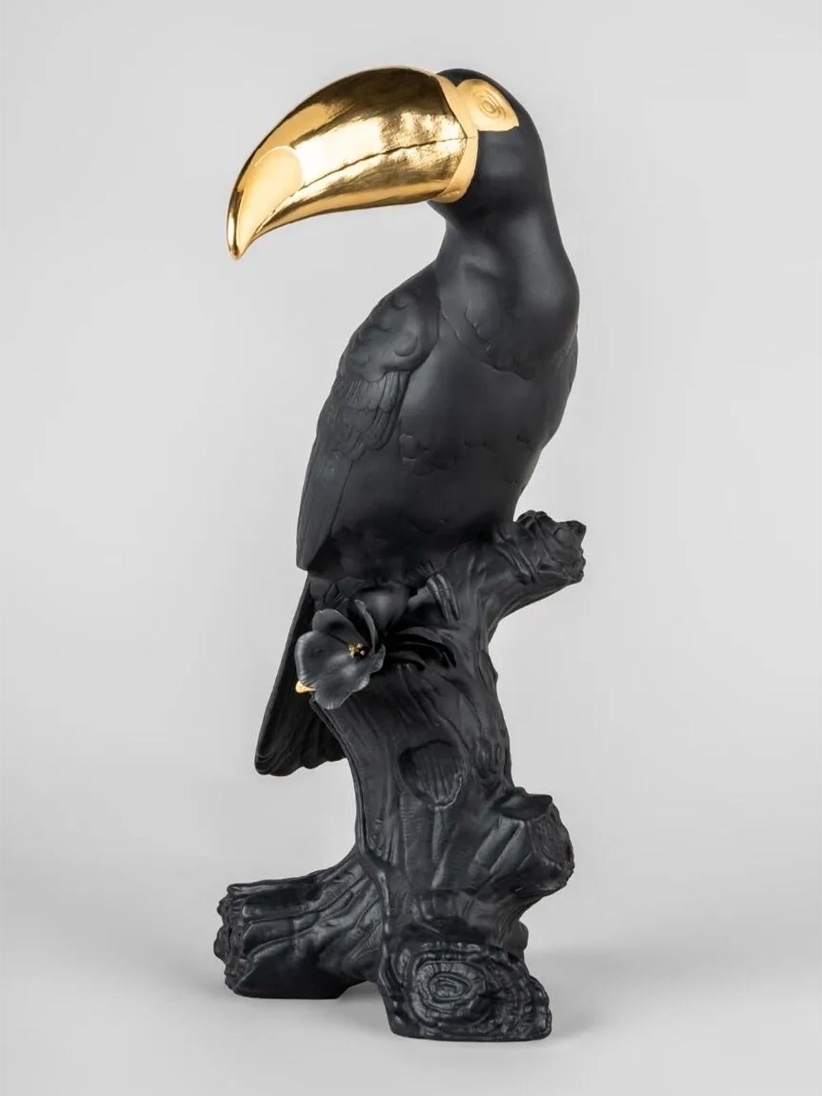Sculpture Tucano Black tout en porcelaine fine en
finition noire mate et avec des finitions lustrées dorées.