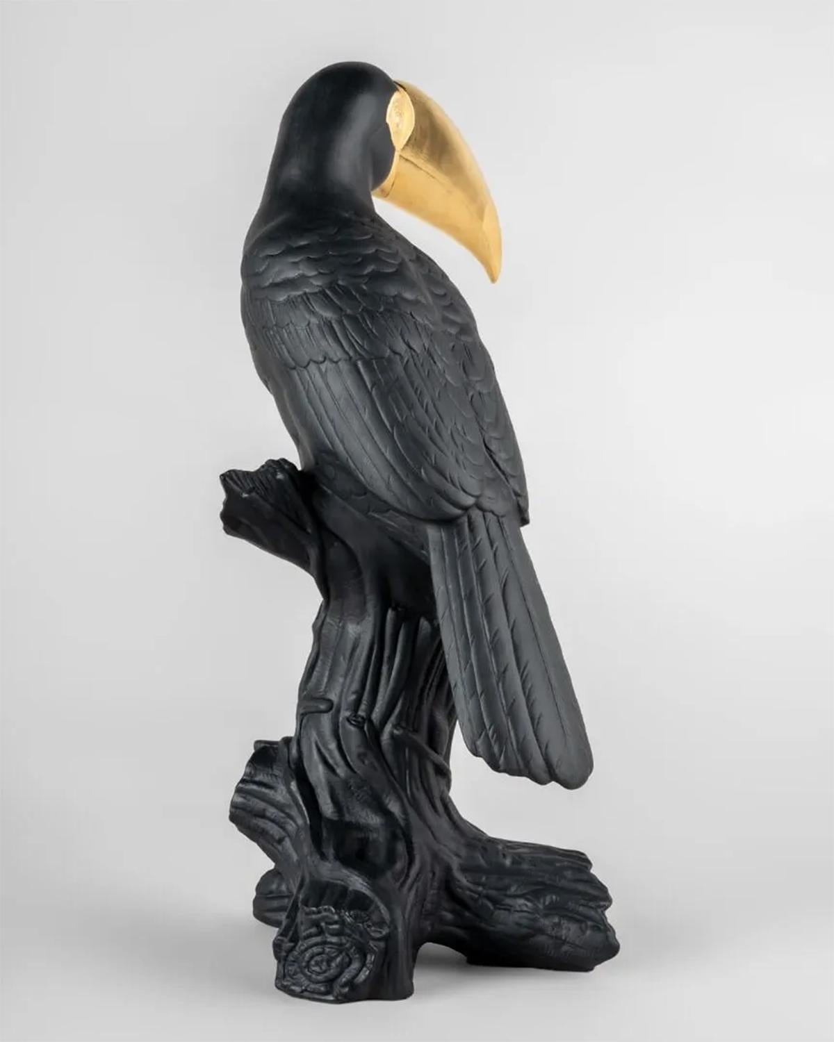 Portugais Sculpture noire Tucano en vente