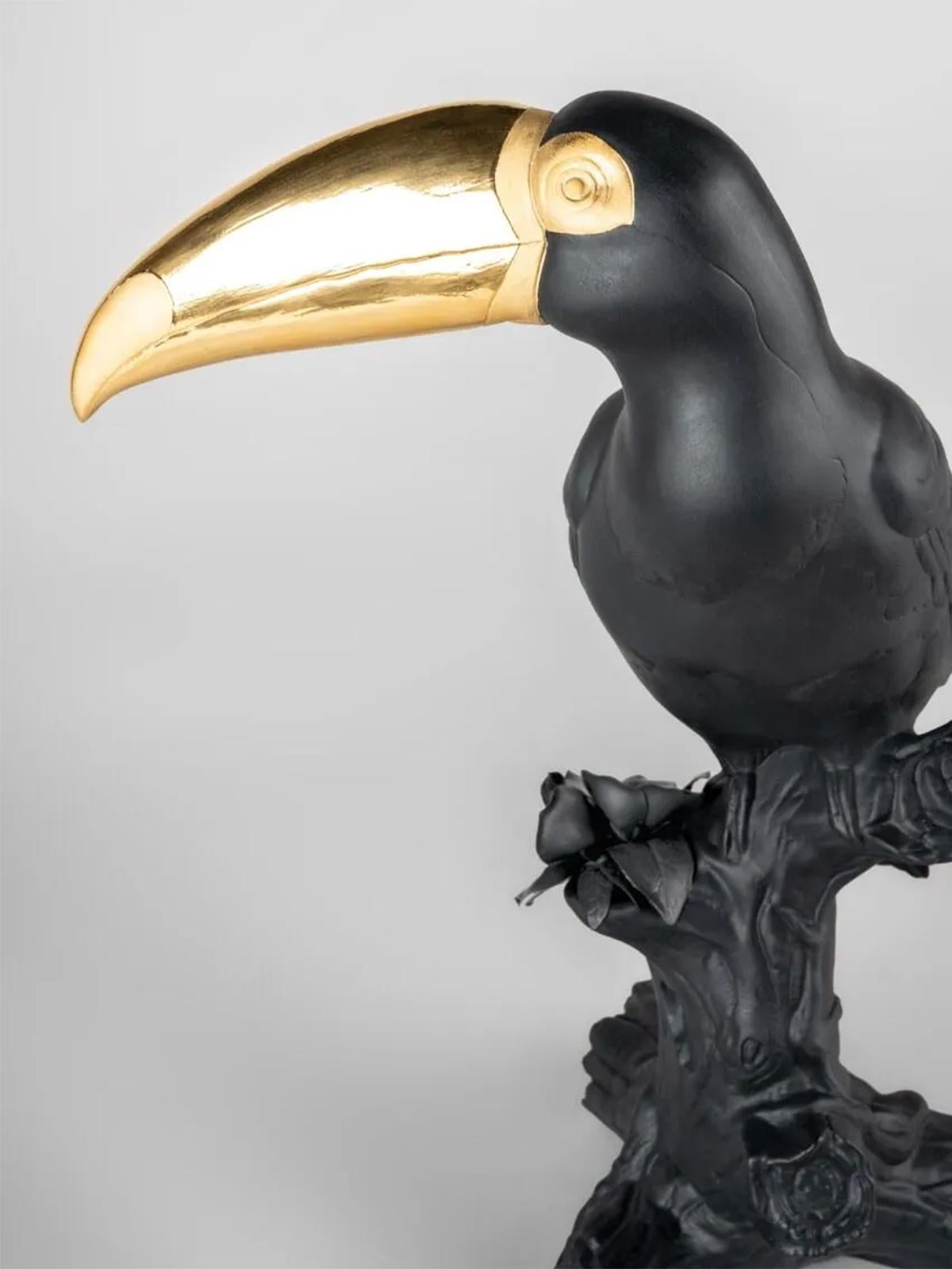 Doré Sculpture noire Tucano en vente