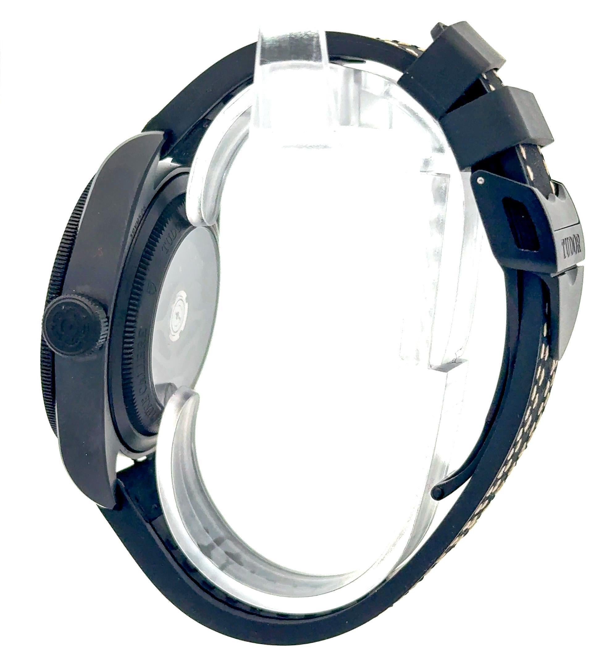 ie Tudor 2025 Black Bay Ceramic 79210CNU ist ein kühner 41-mm-Zeitmesser, der moderne Innovation mit den Vintage-inspirierten Designcodes der Marke verbindet. Das Gehäuse aus eleganter schwarzer Keramik ist leicht und widerstandsfähig und verfügt