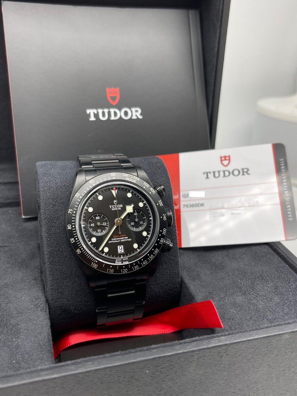 Stil Nummer: 79360DK

Seriennummer: Q232***

Jahr: 2019

Modell: Tudor Black Bay 

MATERIAL des Gehäuses: Schwarz PVD-beschichteter Stahl

Band: Schwarz PVD-beschichteter Stahl

Lünette: Schwarzer PVD-beschichteter Stahl

Zifferblatt:
