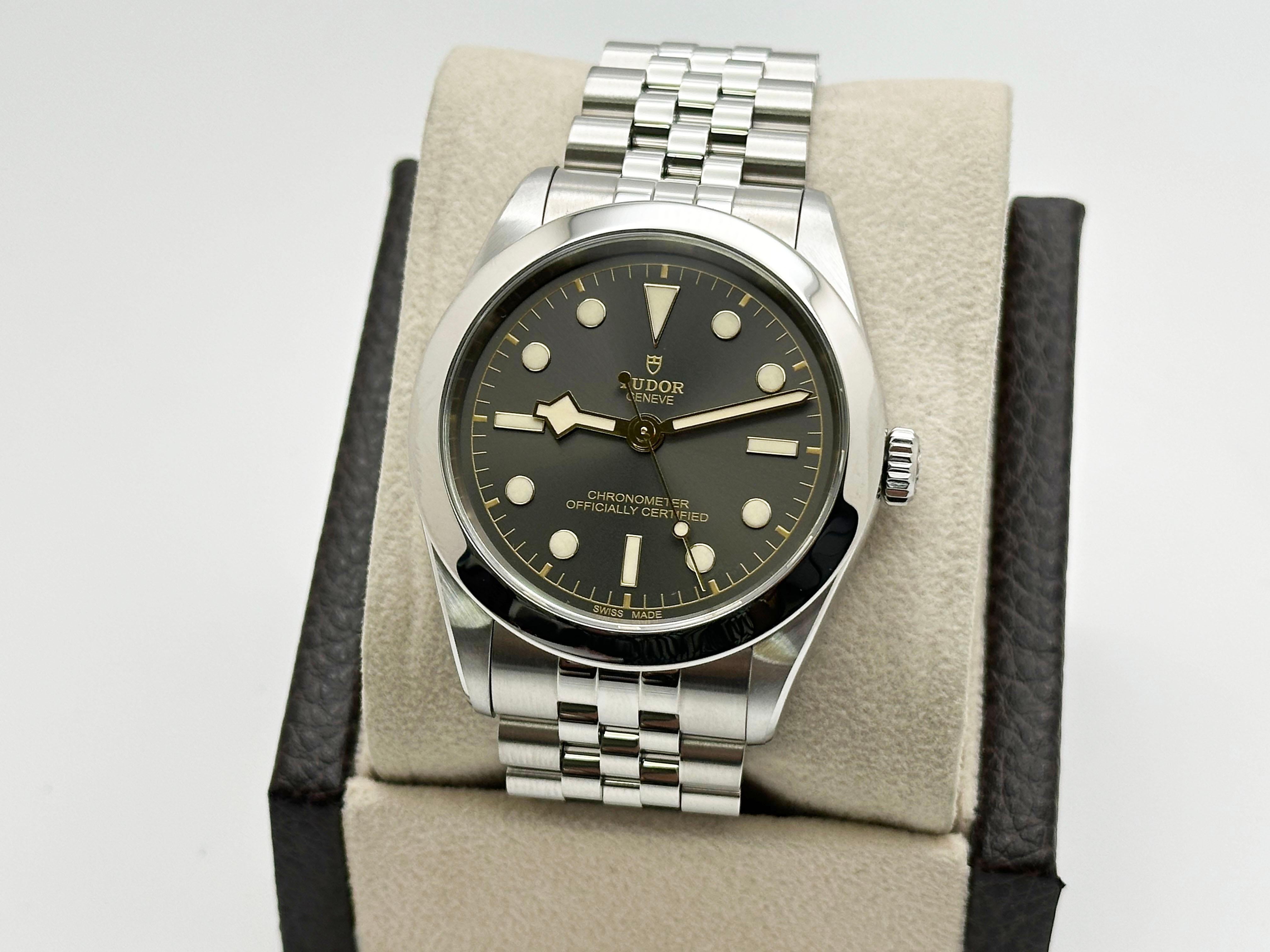Número de modelo: 79660



De serie: 3XL7***



Año: 2023

 

Model No: Tudor Black Bay One 39

 

Material de la caja: Acero inoxidable 

 

Banda: Acero inoxidable 

 

Bisel: Acero inoxidable 

 

Esfera: Esfera negra 

 

Cara: Cristal de zafiro