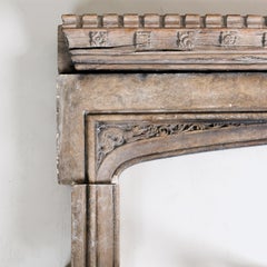 Camino da incasso ad arco Tudor in pietra