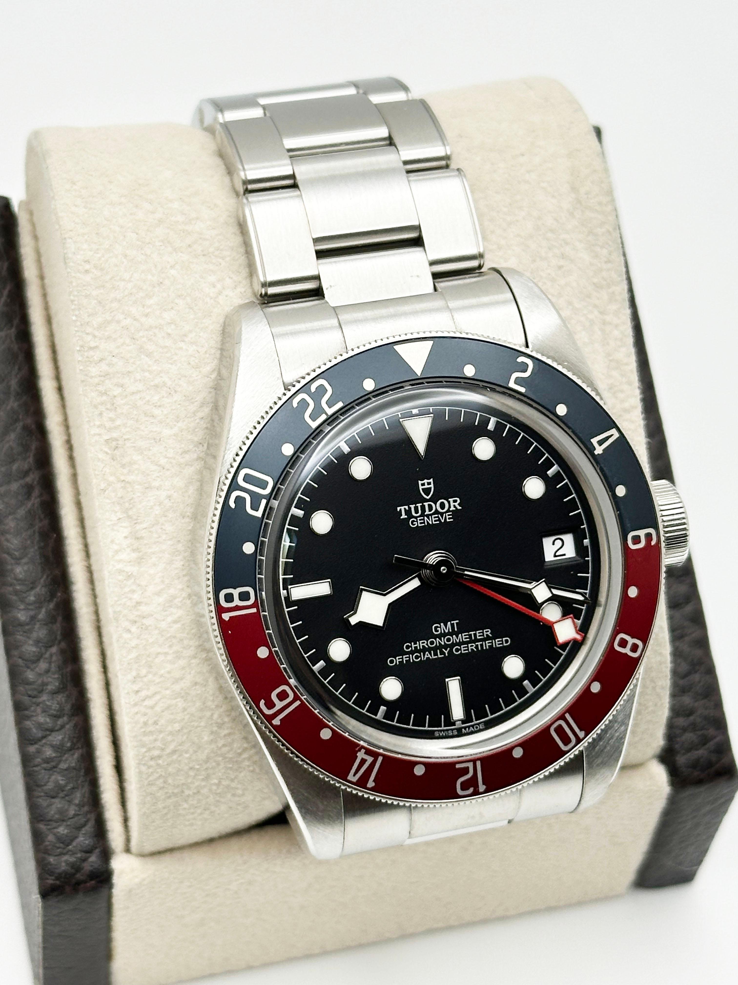 Numero di stile: 79830

 

Model: Tudor Black Bay GMT 

 

Materiale della cassa: Acciaio inossidabile

 

Banda:  Acciaio inox

 

Lunetta: Pepsi - Rosso e Blu 

 

Quadrante: Quadrante nero 

 

Volto: Cristallo di zaffiro 

 

Dimensioni della