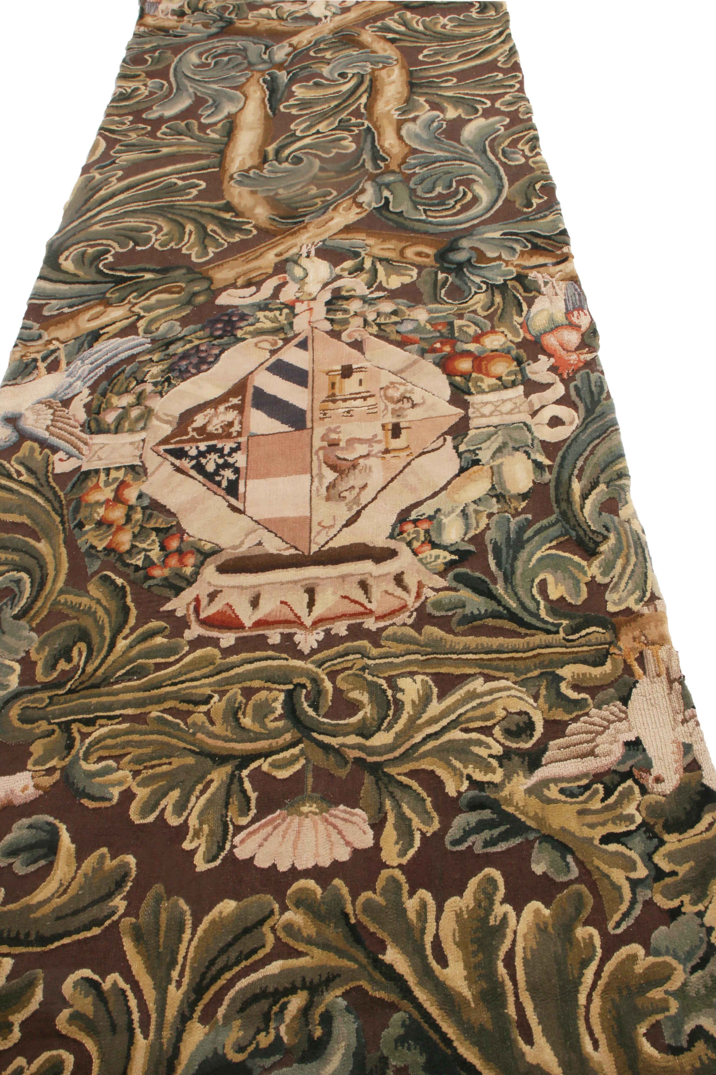 Dieser aus China stammende, handgeknüpfte Blumenläufer wurde von antiken und alten Blumendesigns aus der Tudorzeit inspiriert. Er zeigt ein randloses, flächendeckendes Design mit geschwungenen, grünen Blumengirlanden vor einem neoklassischen braunen