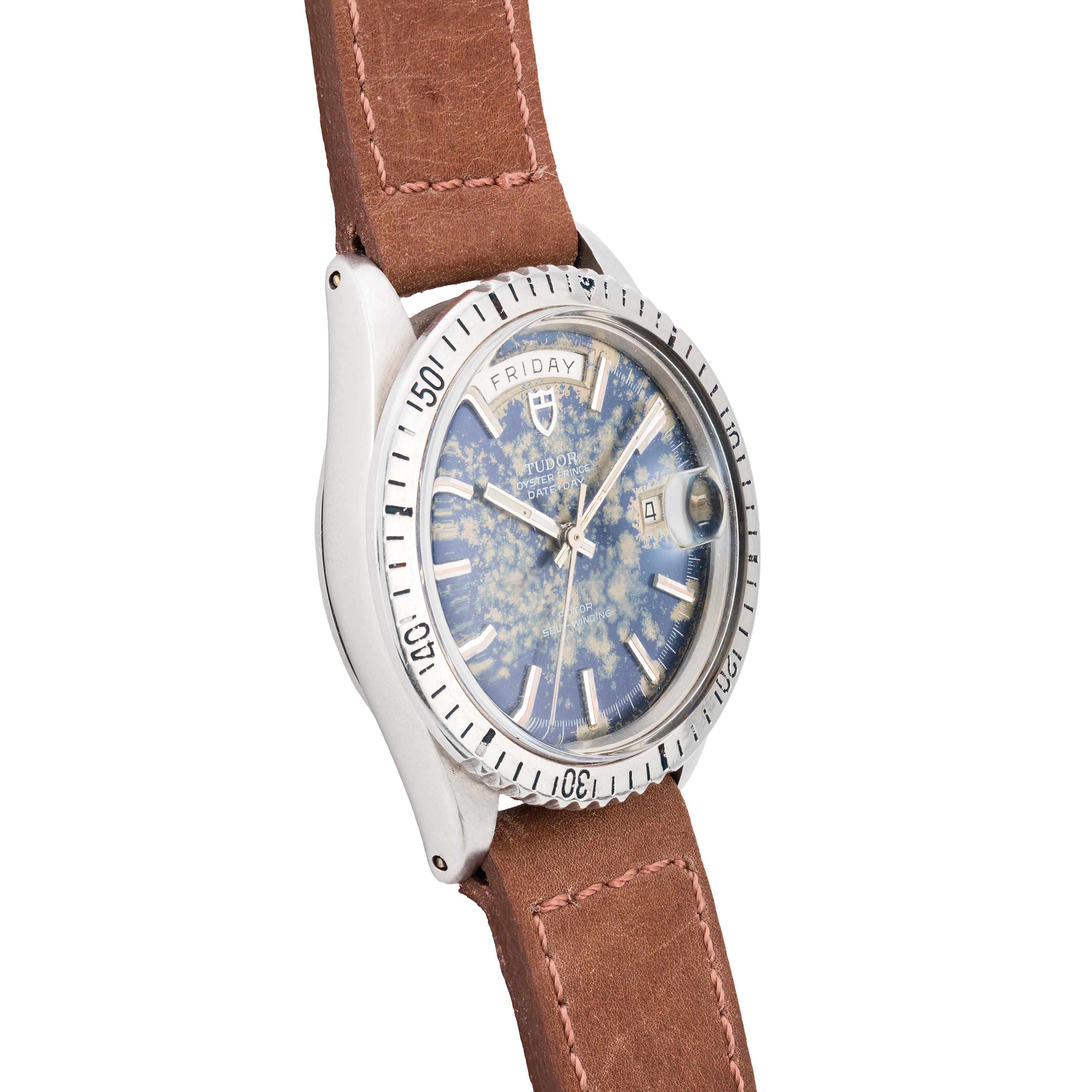 Aston Estate Jewelry Presenta:

Un distinguido reloj de pulsera Tudor vintage fabricado en acero inoxidable.

El reloj redondo presenta una llamativa esfera azul de rayos de sol con índices de bastón. La firma Tudor aparece en un lugar destacado,