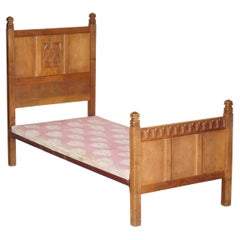 TUDOR FURNITURE 1930 ARTS & CRAFTS LIMED OAK COTSWOLD SINGLE BED PART OF SUiTE