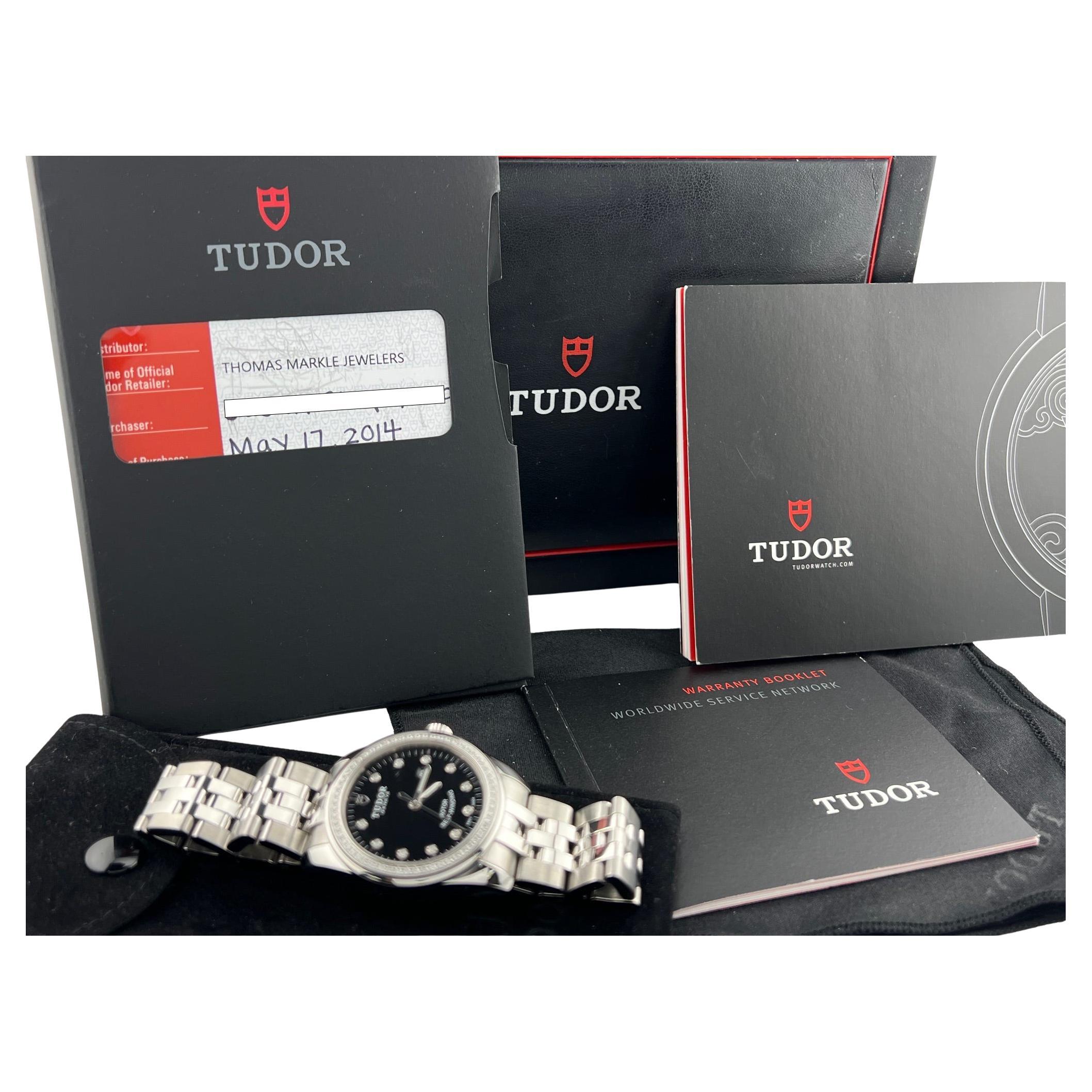 Numero di stile: 53020 / M53020



Seriale: J71****



Anno: 2014

 

Model: Tudor Glamour Date

 

Materiale della cassa: Acciaio inossidabile

 

Fascia: Acciaio inossidabile

 

Lunetta: Lunetta con diamante di fabbrica

 

Quadrante: Quadrante a