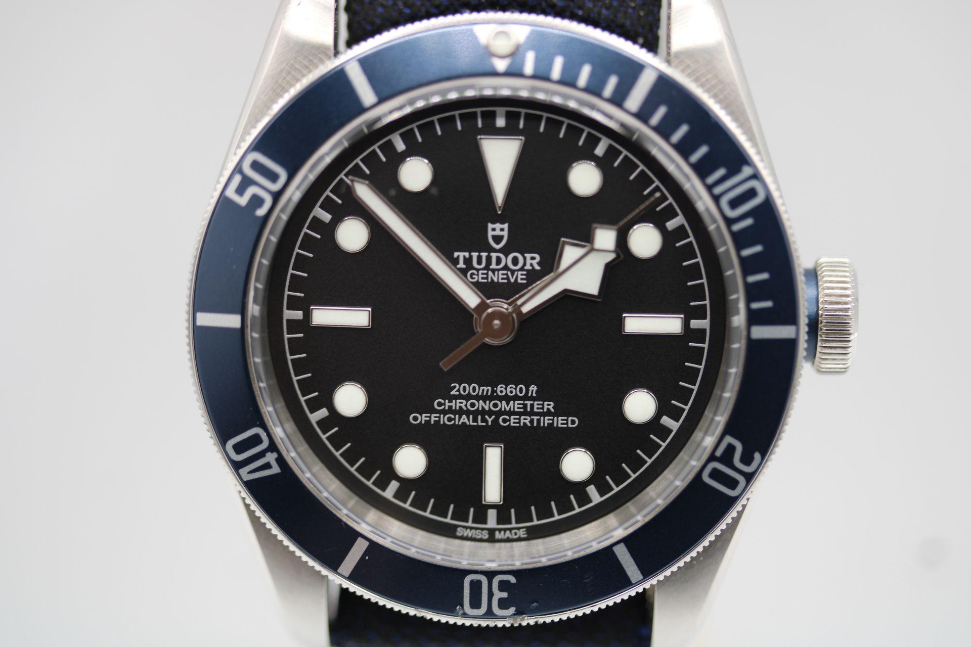 We are delighted to be able to offer this fascinating piece presented as complete full set with inner and outer boxes, manuals and warranty card dated 2015

This Tudor Black Bay Heritage, model 79230B, features a 41mm stainless steel case, a