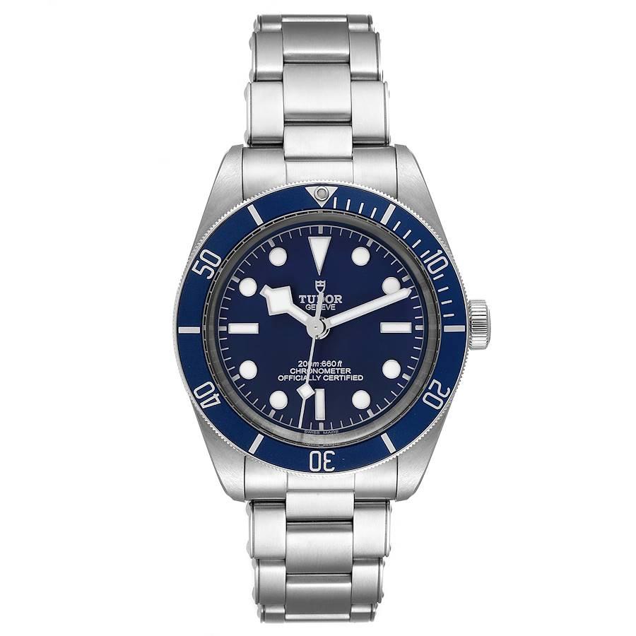 Tudor Heritage Black Bay Blue Dial Lünette Stahl Herrenuhr 79030 Ungetragen. Automatisches Uhrwerk mit Selbstaufzug. Austerngehäuse aus Edelstahl mit einem Durchmesser von 39::0 mm. Logo der Tudor-Rose auf einer Krone. Unidirektional drehbare