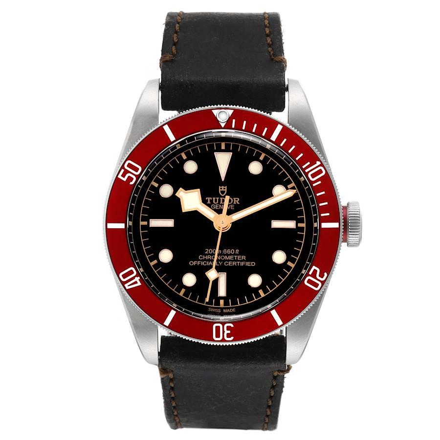 Tudor Heritage Black Bay Burgundy Bezel Steel Mens Watch 79230 Box Card. Mouvement automatique à remontage automatique. Boîtier oyster en acier inoxydable de 41.0 mm de diamètre. Logo de la rose Tudor sur une couronne. Lunette tournante