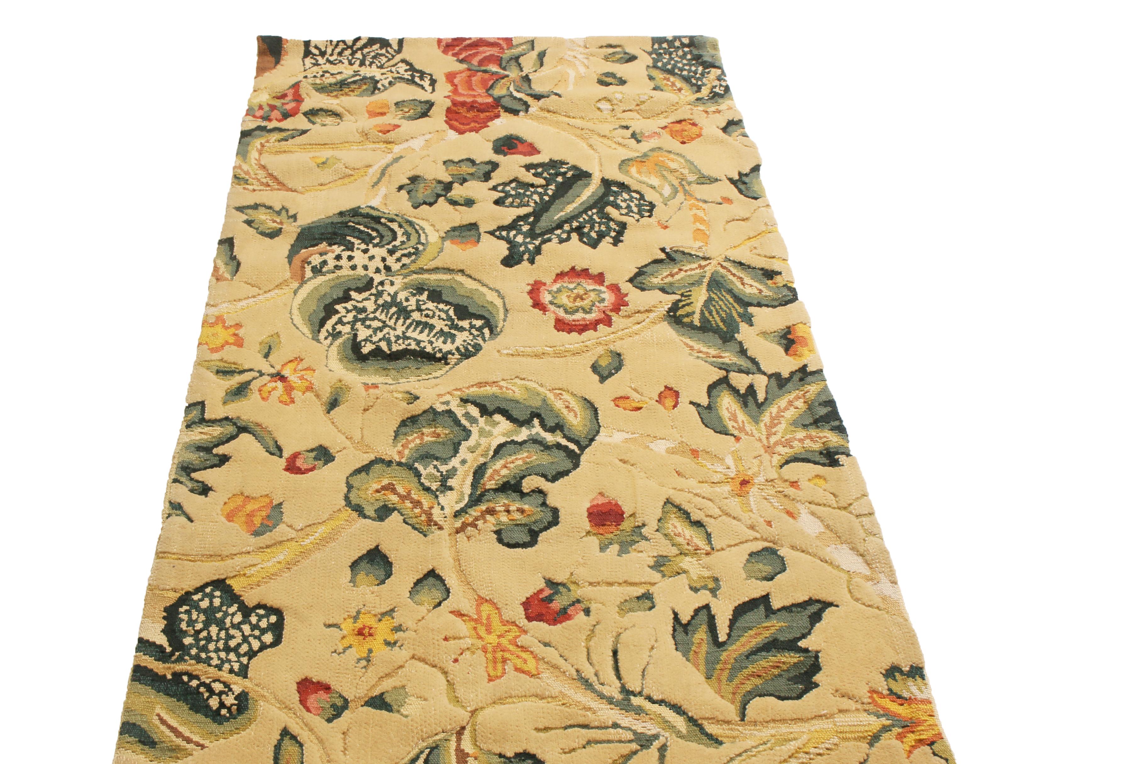 Originaire de Chine, ce chemin de table floral noué à la main s'inspire de motifs floraux Tudor anciens et vintage. Il présente un champ sans bordure, avec des guirlandes florales sinueuses vertes, rouges et jaunes dorées sur un fond crème indulgent