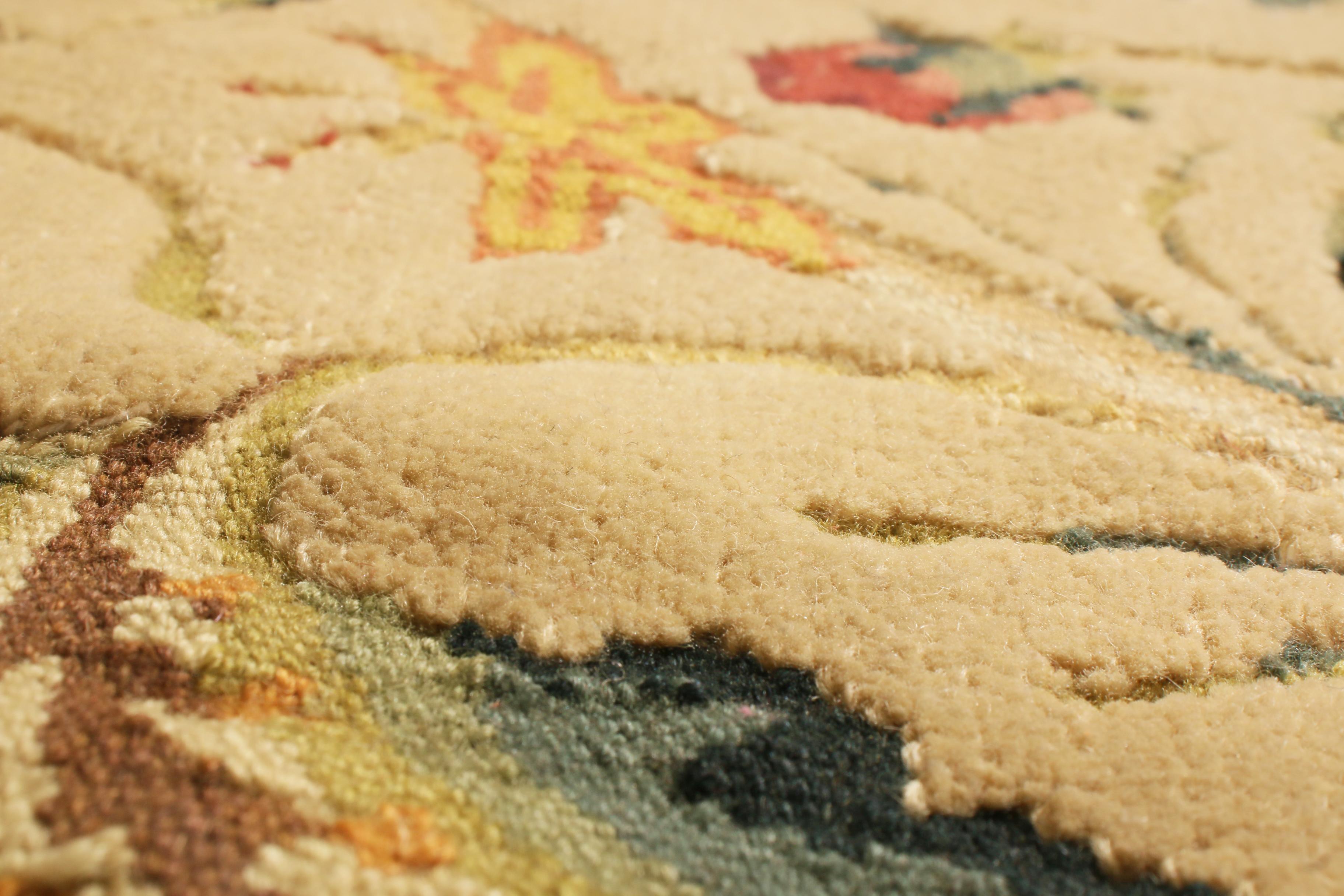 Teppich & Kelim's Tudor-inspirierter Floral-Läufer aus cremefarbener und grüner Wolle (Handgeknüpft) im Angebot
