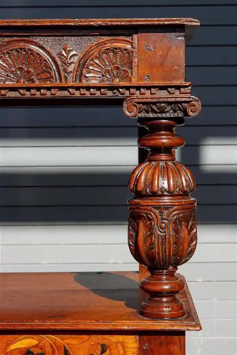 Servidor escalonado Tudor de roble y nogal con incrustaciones en Bueno estado para la venta en Essex, MA