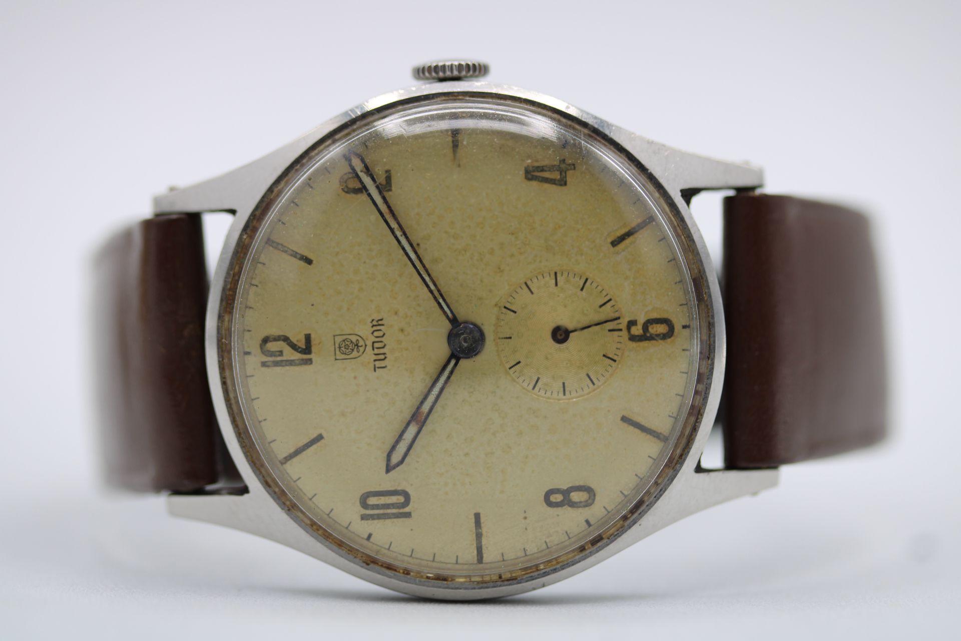 ¡Qué tesoro y qué hallazgo es este reloj Tudor! 

Si nos remontamos a 1953/54, no sólo tenemos la caja original con el reloj, sino también los papeles originales, que sugieren que el reloj fue vendido por primera vez en 1954 en el norte de