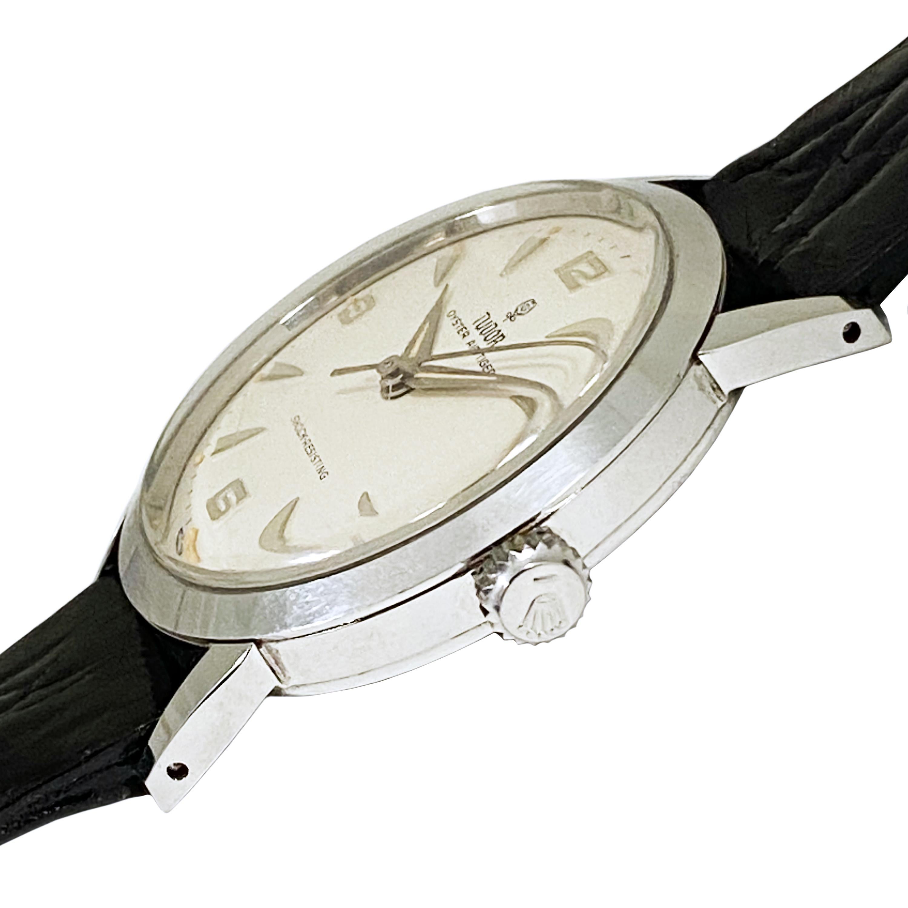 Circa 1940er Tudor Oyster Air-Tiger Referenz 7957 Armbanduhr:: 35 M.M. 2 Stück Edelstahl Oyster Gehäuse mit Schraube unten Rolex Logo Krone. 17-steiniges:: mechanisches Uhrwerk mit Handaufzug. Weißes Zifferblatt mit erhabenen