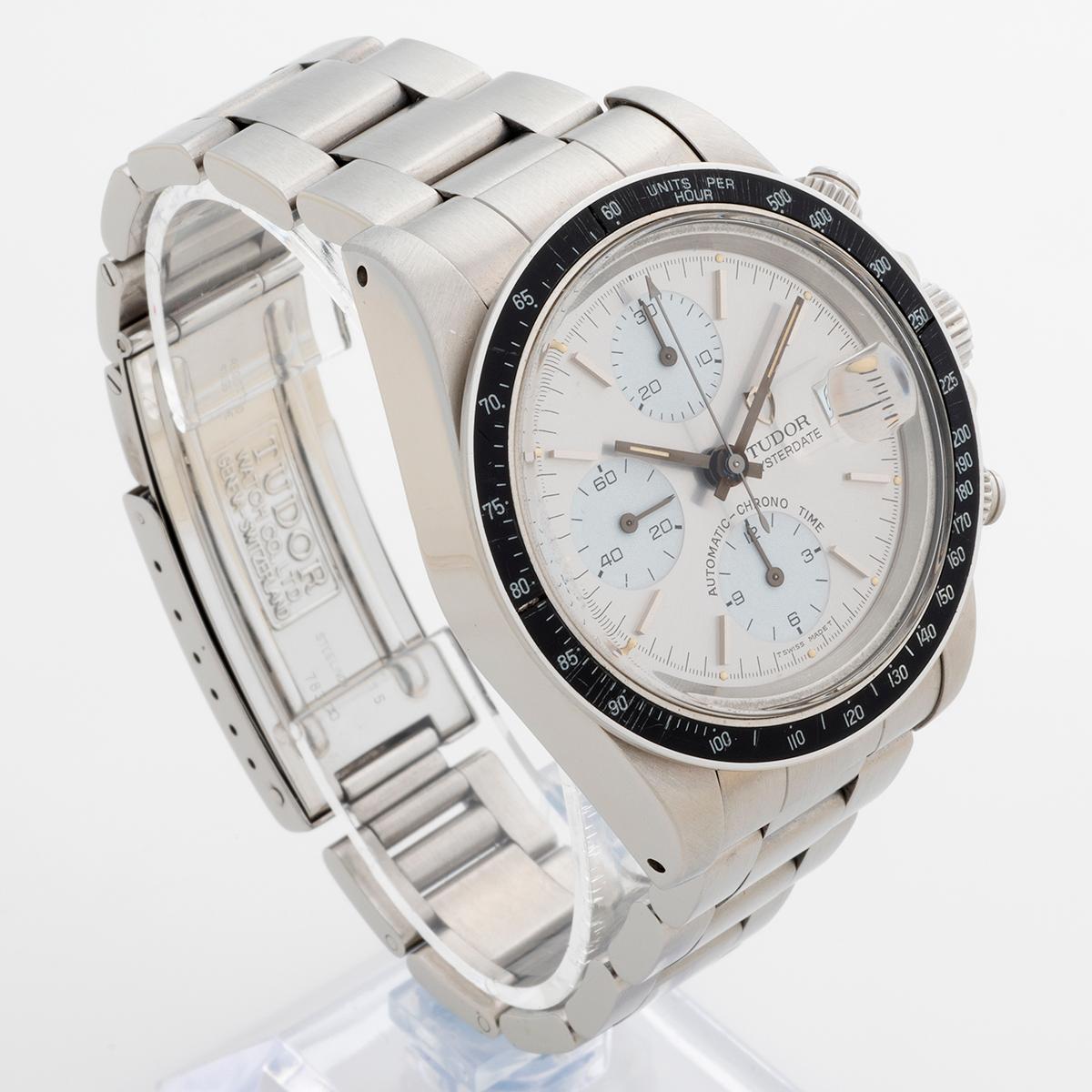 Unsere Vintage und sehr seltene Tudor Oyster Date Chronograph Automatik mit Datum, Referenz 79160 mit 40mm Edelstahlgehäuse, Plexiglas und Oyster Stahlarmband, ist bekannt als der Big Block. Dieses besondere Exemplar zeichnet sich dadurch aus, dass