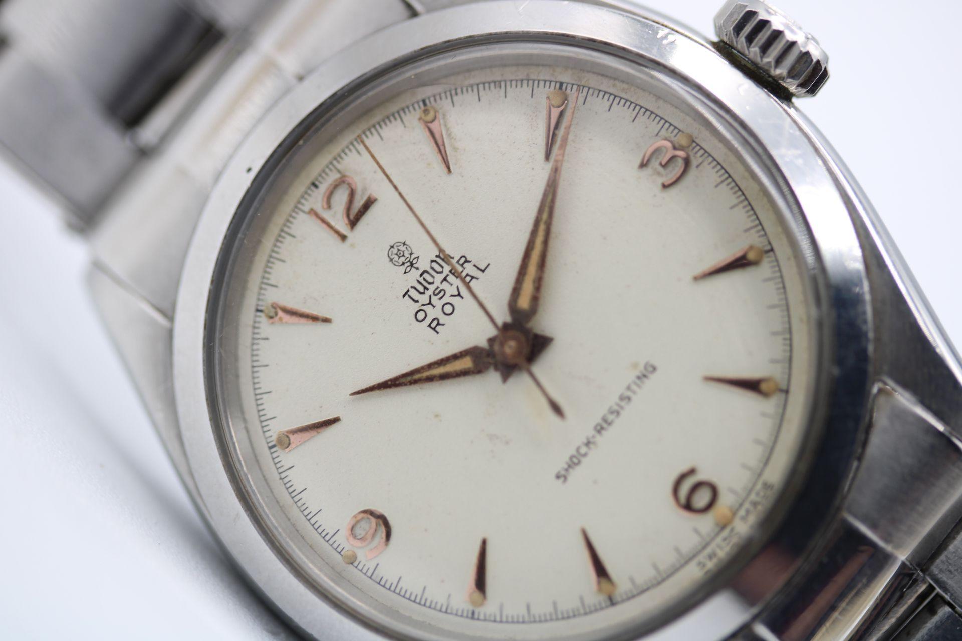 Rarement trouvée, cette Tudor Oyster Royal date de 1961 et, étonnamment, elle a réussi à conserver sa boîte intérieure et extérieure d'origine, ses papiers, ses manuels et quelques traces d'entretien antérieur.

De plus, elle est montée sur son