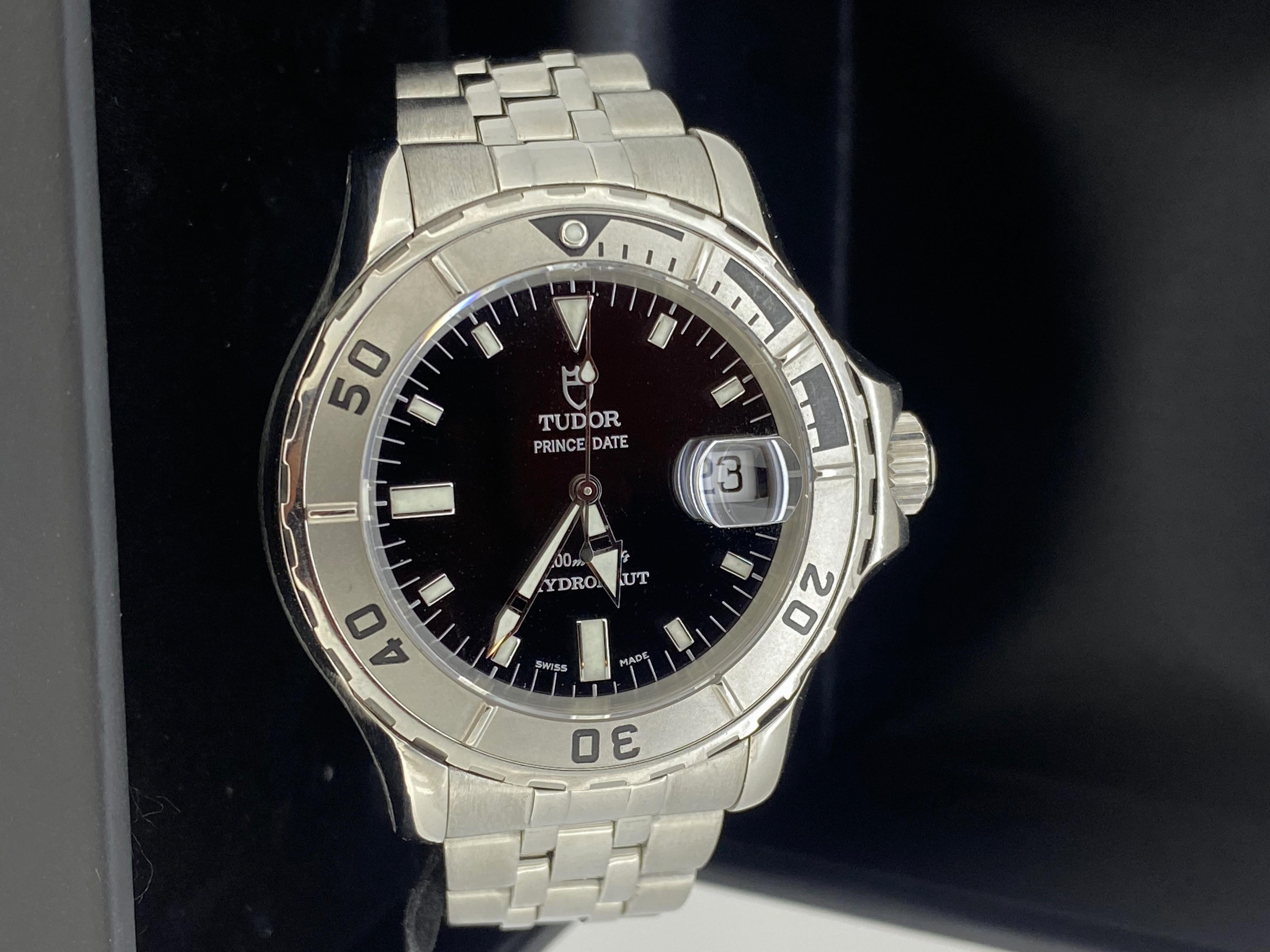 Reloj Tudor Prince Date 200m 660ft Hydronaut ref 89190 Esfera Negra Acero para caballero características: 

- Movimiento automático de cuerda automática 

- Caja de acero de 42 mm 
  Fondo de caja atornillado firmado 