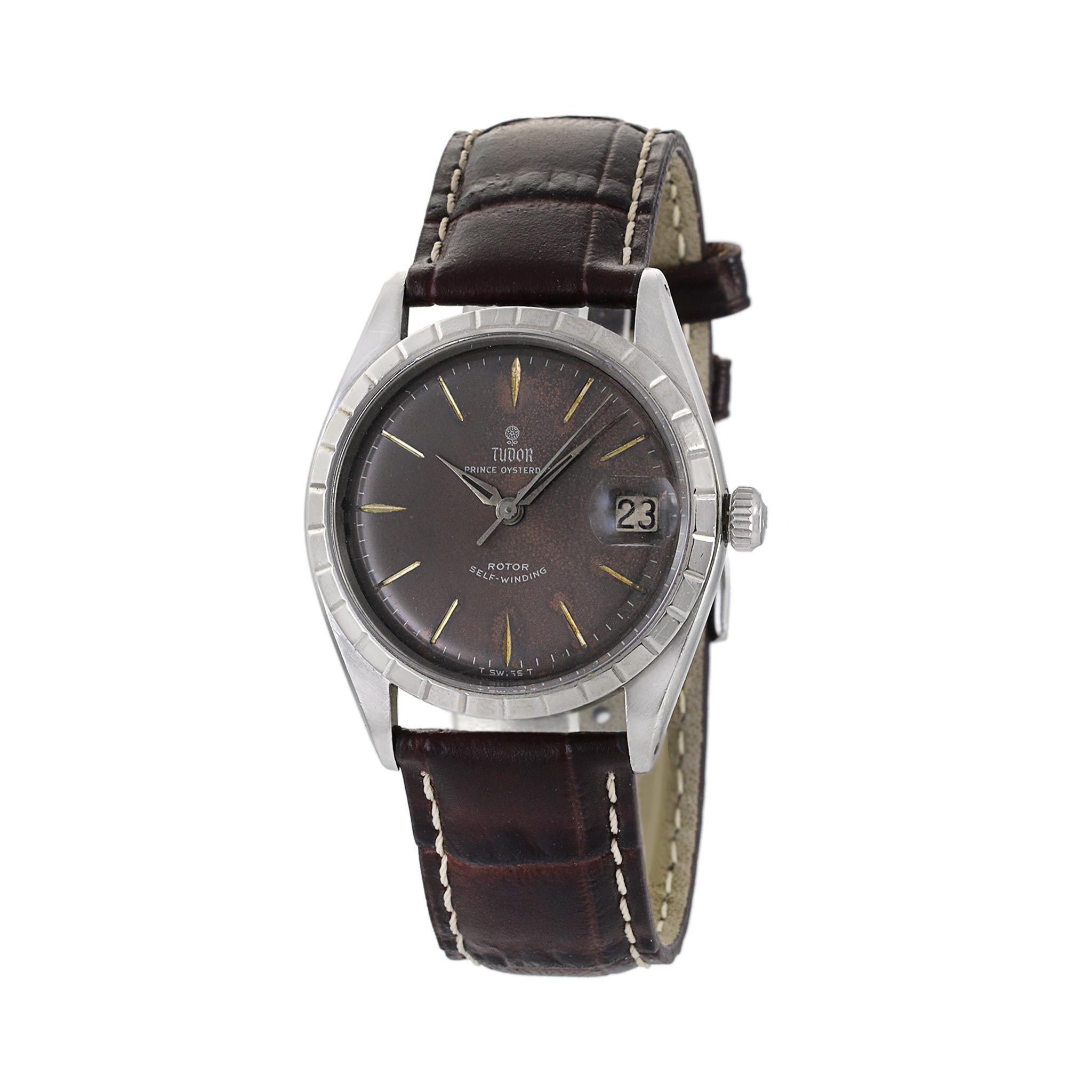 Die Rolex Tudor Prince Oysterdate Reference 7966 aus dem Jahr 1964 ist ein zeitloser Schatz, der Charme und Eleganz ausstrahlt. Das klassische 34-mm-Edelstahlgehäuse dieser Uhr verfügt über eine drehbare Lünette, die dem Design einen Hauch von