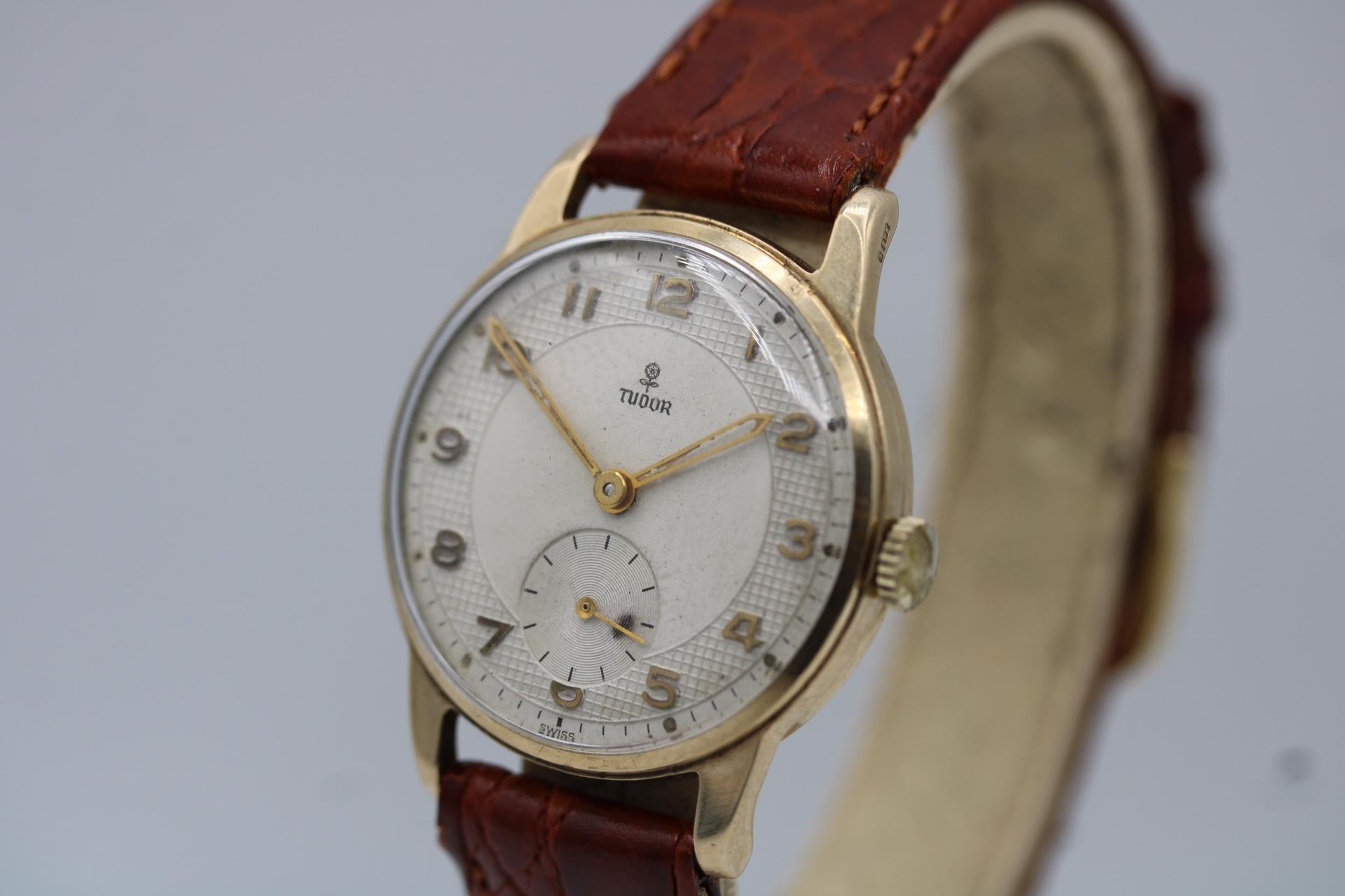 Tudor Royal 9ct Gold Vintage Uhr c1969

Dies ist wirklich eine hübsche kleine Uhr, ein schönes Zifferblatt, das natürlich gealtert ist, um eine wunderbare Patina zu geben. Datiert auf 1969 (Tudor entfernte 1969 die Rose aus dem Logo). Diese Tudor