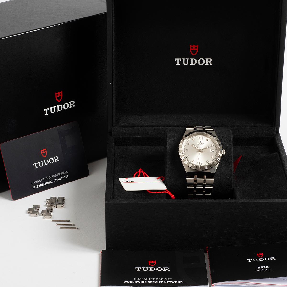 Unsere Tudor Royal Referenz 28500 verfügt über ein 38-mm-Edelstahlgehäuse, ein Edelstahlarmband und ein attraktives und seltenes silberfarbenes Zifferblatt mit Diamanten. Ein kompletter Satz, Armband Größe und leicht getragen, der Zustand ist