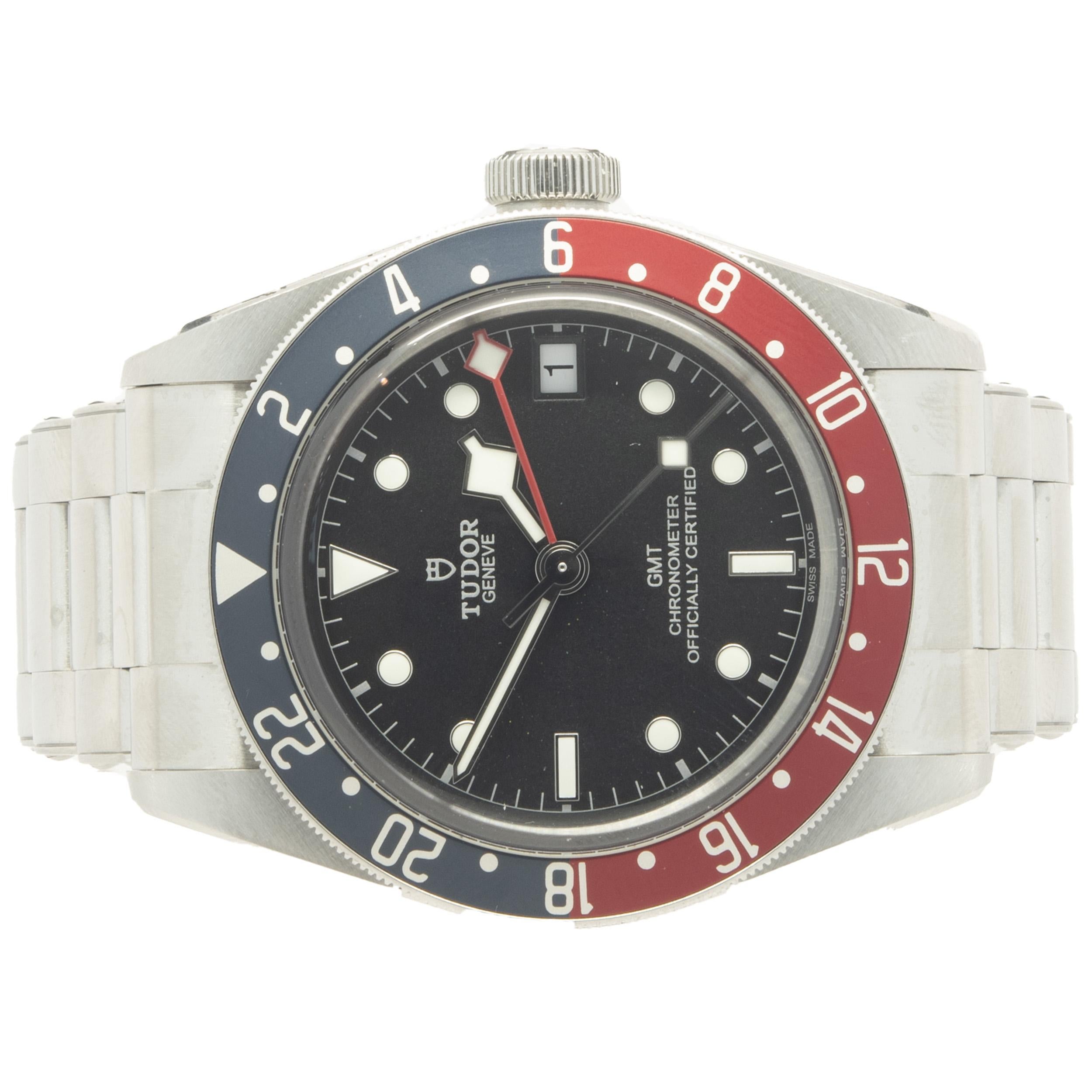 Uhrwerk: automatisch
Funktion: Stunden, Minuten, Sekunden, Datum, GMT
Gehäuse: rundes 41-mm-Edelstahlgehäuse, verschraubte Krone, Saphirglas, blau/rote GMT-Drehlünette 