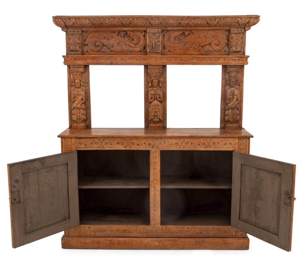 Sculpté Buffet en chêne sculpté de style Tudor en vente