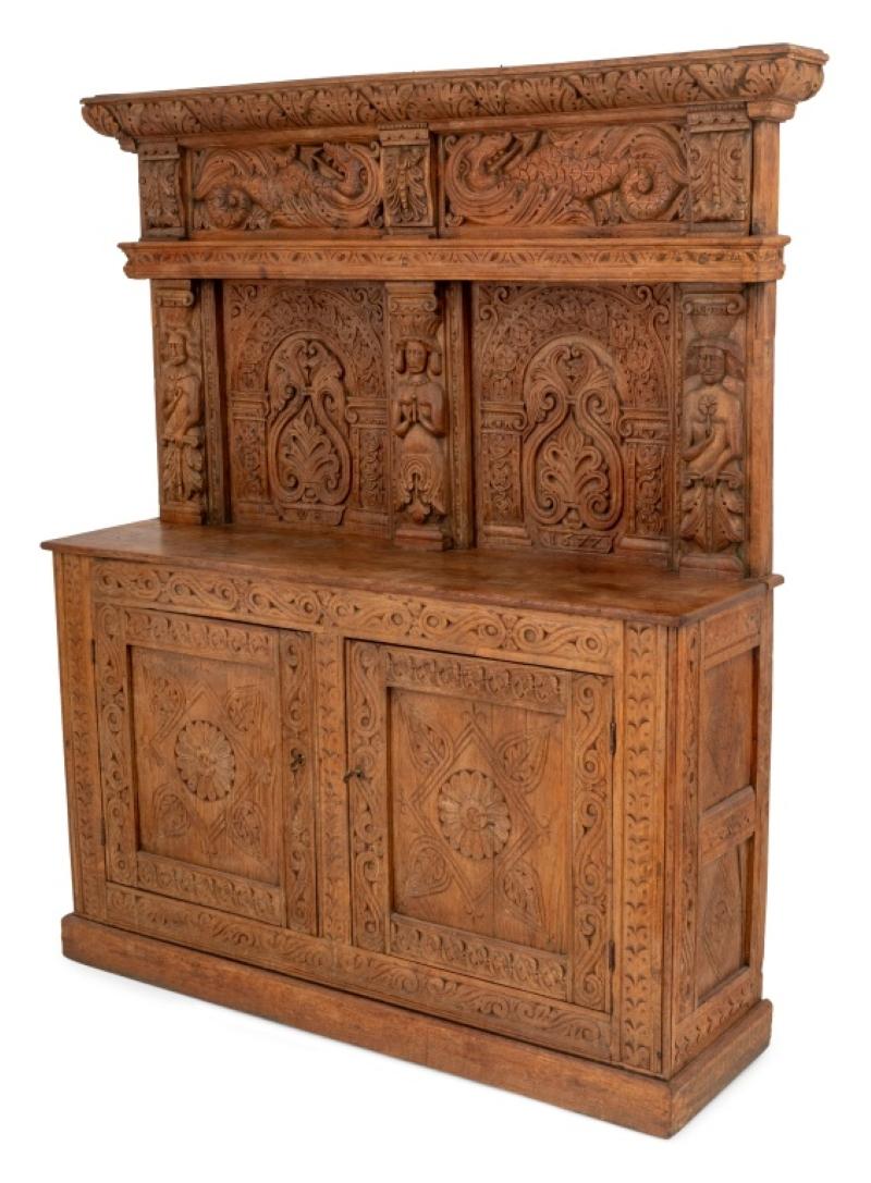 Buffet en chêne sculpté de style Tudor Bon état - En vente à Astoria, NY