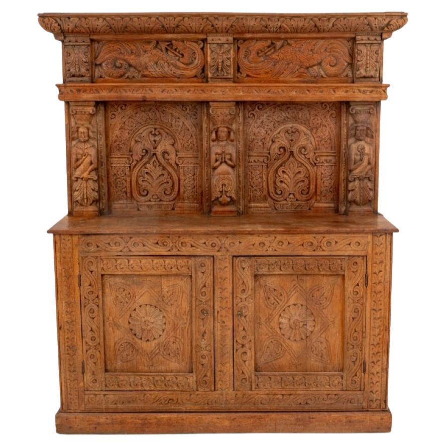 Buffet en chêne sculpté de style Tudor en vente