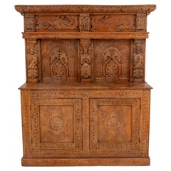 Aparador de Roble Tallado Estilo Tudor