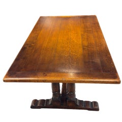 Mesa de comedor con patas en forma de caballete de roble inglés, estilo Tudor, del siglo XX