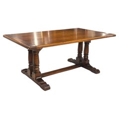 Mesa de comedor con patas en forma de caballete de roble inglés, estilo Tudor, del siglo XX