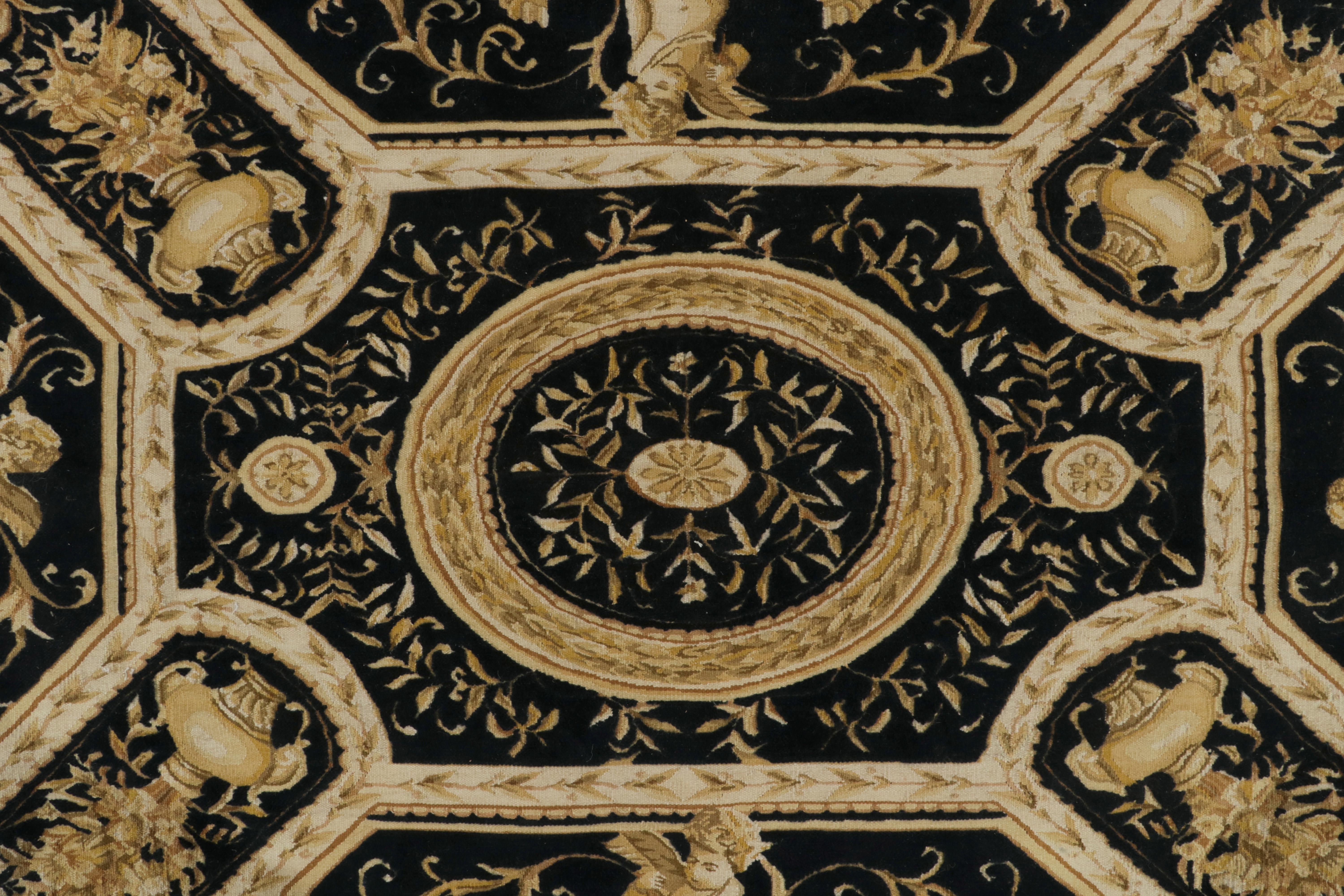 Flachgewebter Teppich im Tudor-Stil aus Teppich und Kelim in Schwarz, Gold und Weiß mit Medaillonmuster im Zustand „Neu“ im Angebot in Long Island City, NY