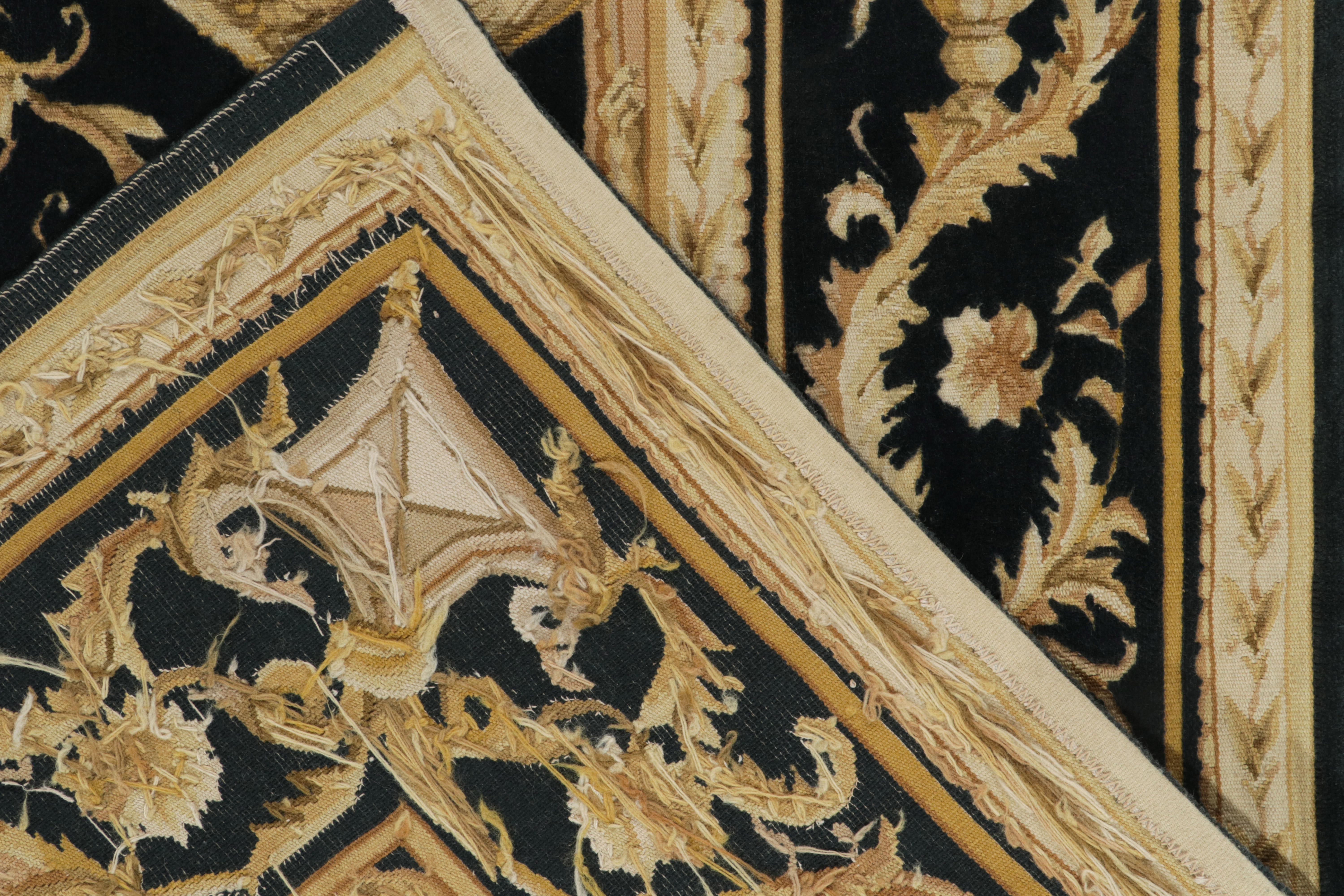 Flachgewebter Teppich im Tudor-Stil aus Teppich und Kelim in Schwarz, Gold und Weiß mit Medaillonmuster (Wolle) im Angebot