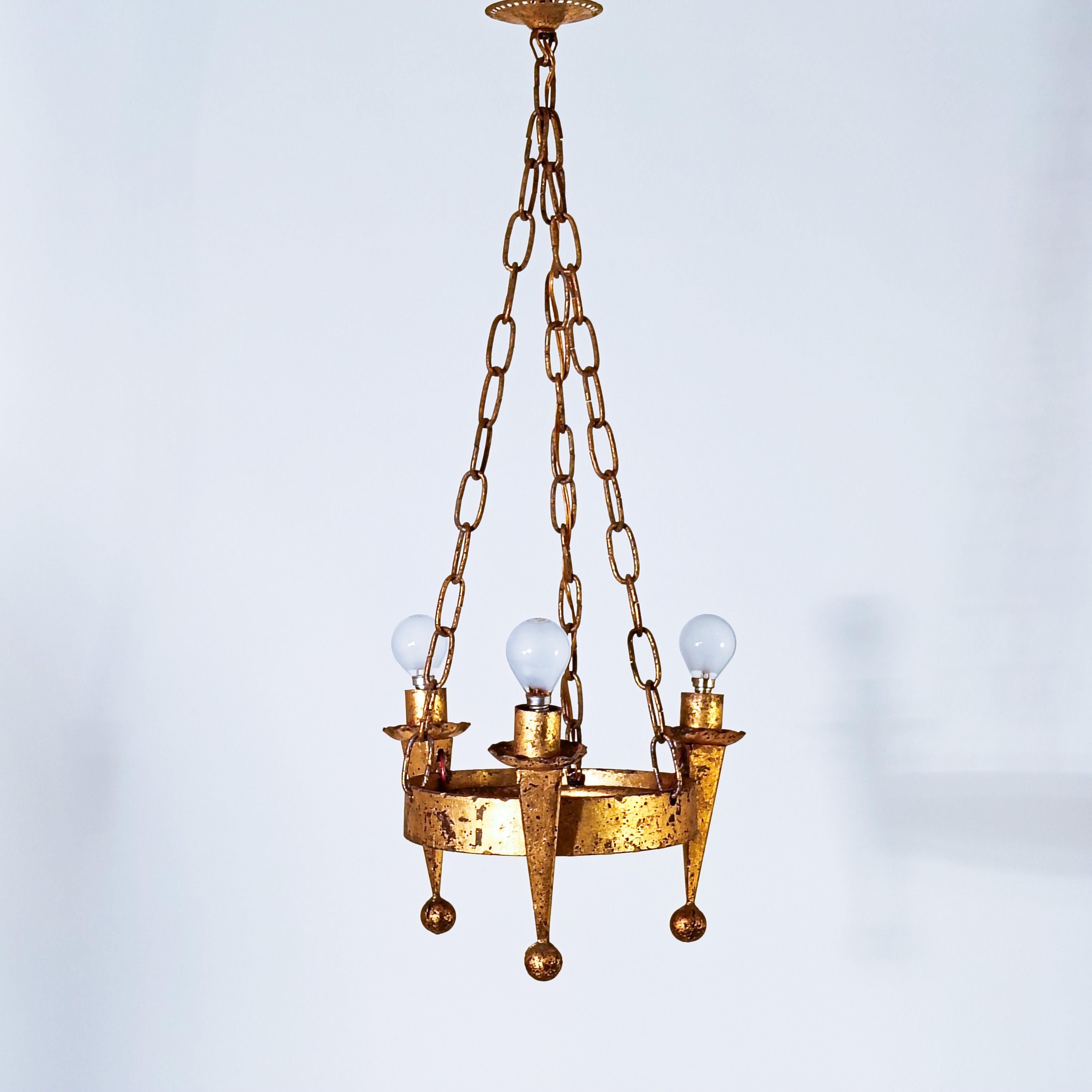 Spagnolo Stile Tudor. Lampadario in ferro battuto di Ferro Art, Spagna, anni '40 in vendita