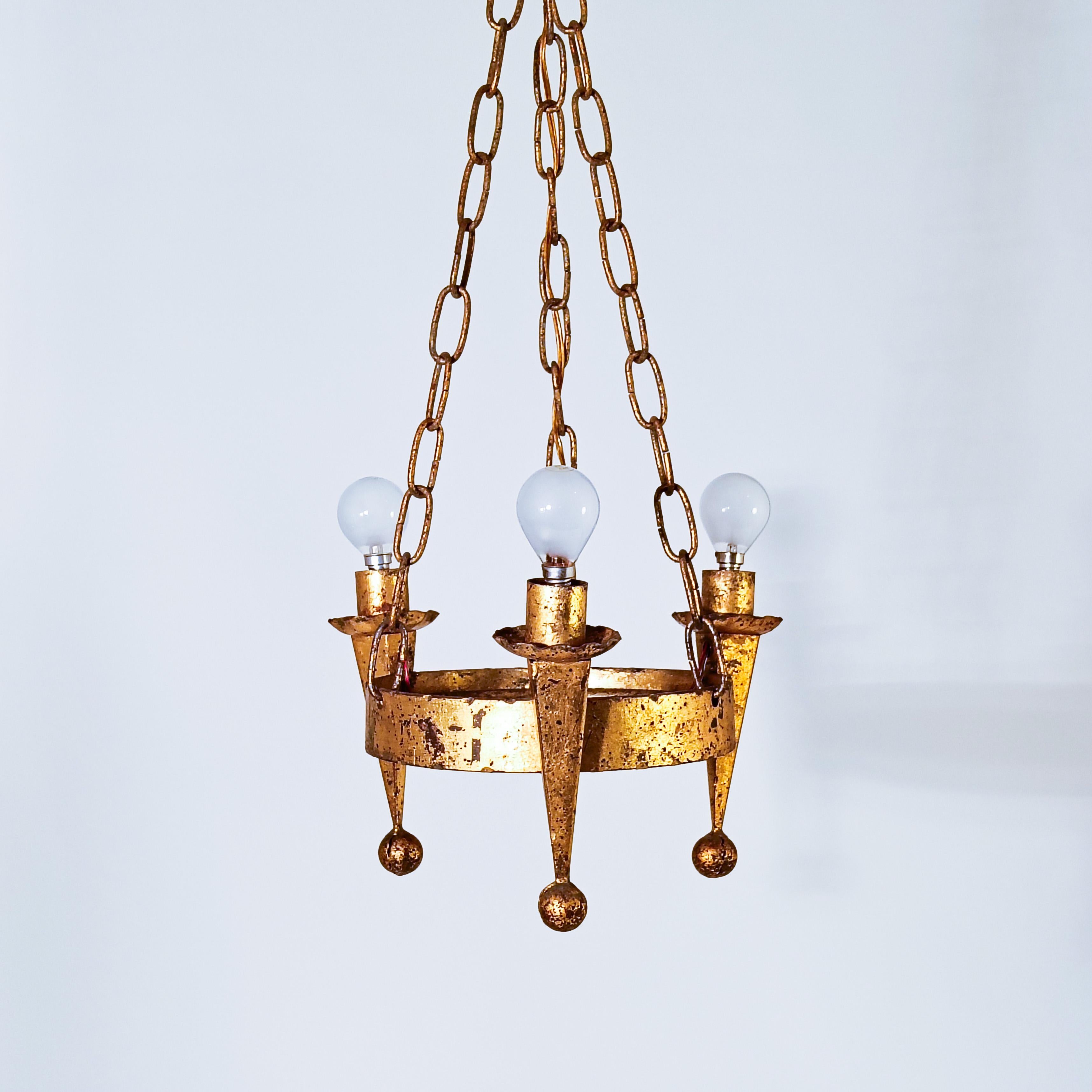 Dorato Stile Tudor. Lampadario in ferro battuto di Ferro Art, Spagna, anni '40 in vendita