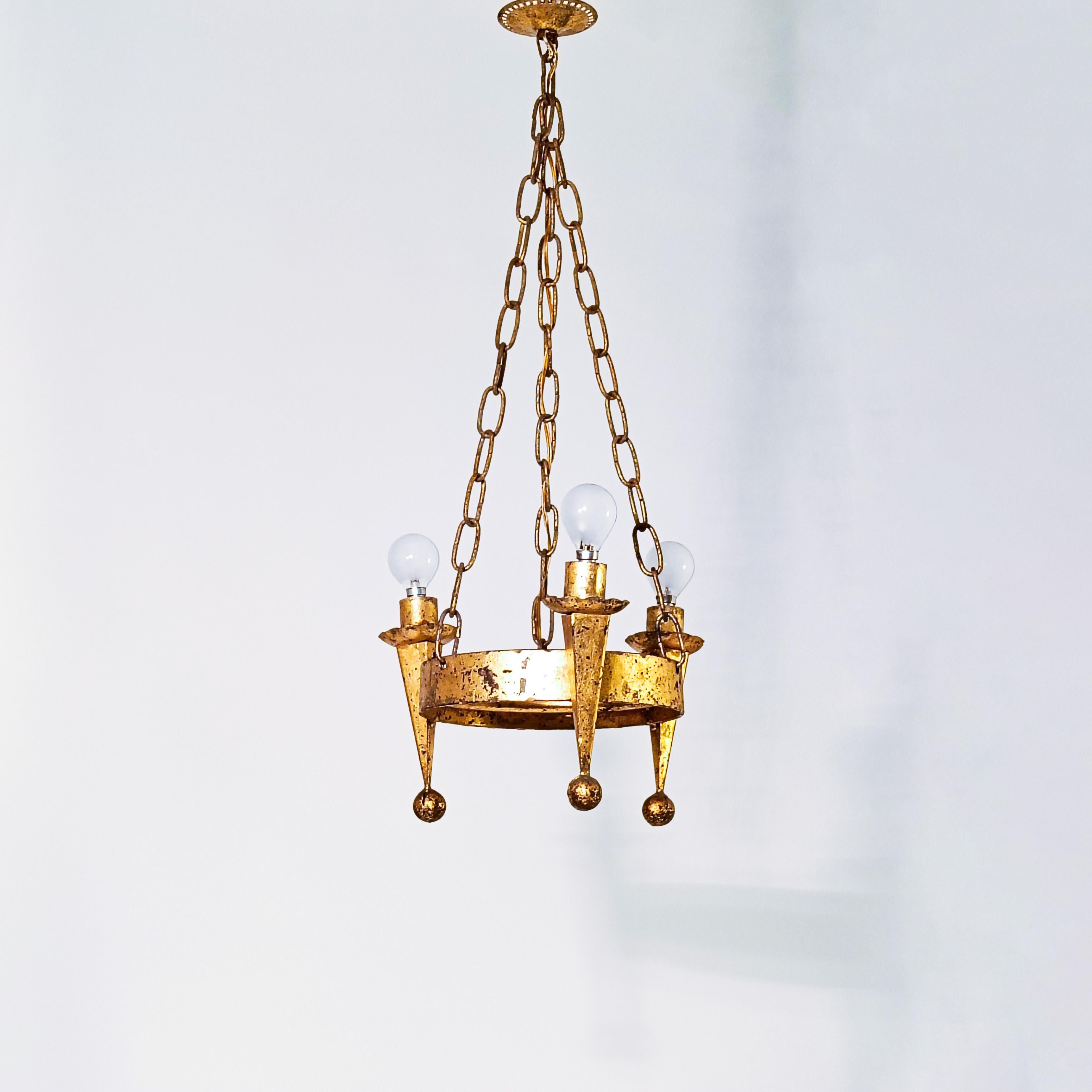 Stile Tudor. Lampadario in ferro battuto di Ferro Art, Spagna, anni '40 In condizioni buone in vendita a SANT ADRIÀ DE BESÒS, ES