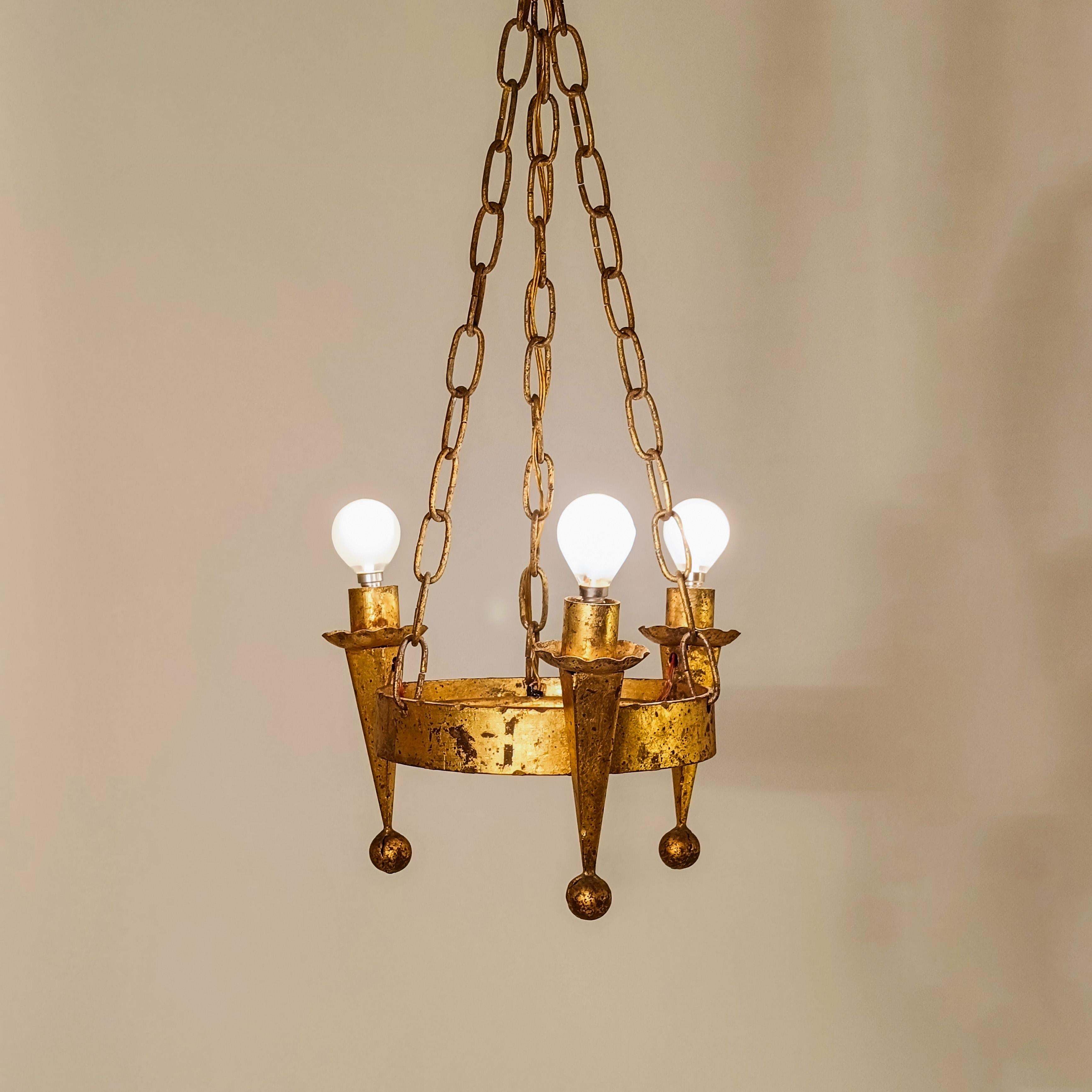 Metà XX secolo Stile Tudor. Lampadario in ferro battuto di Ferro Art, Spagna, anni '40 in vendita