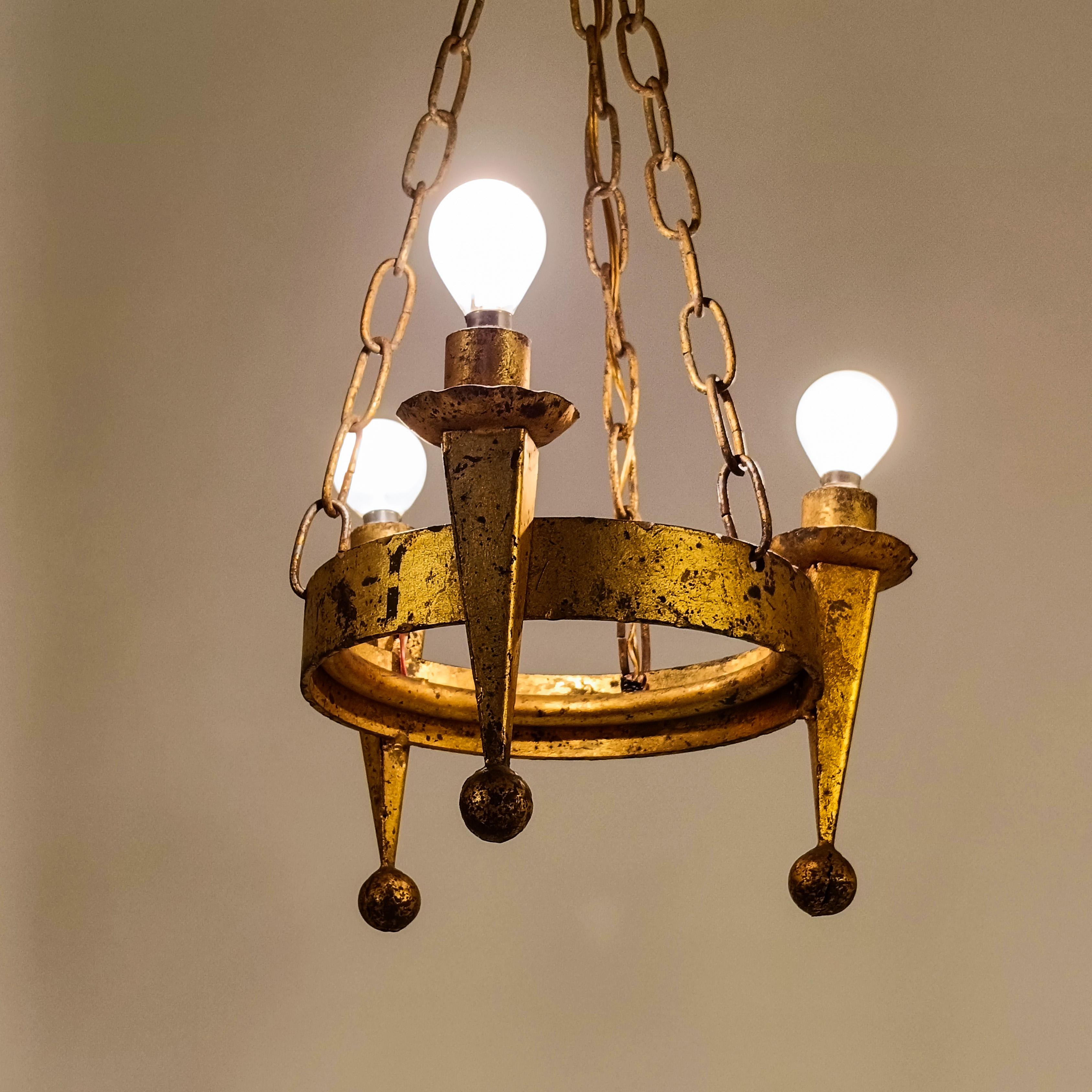 Stile Tudor. Lampadario in ferro battuto di Ferro Art, Spagna, anni '40 in vendita 1