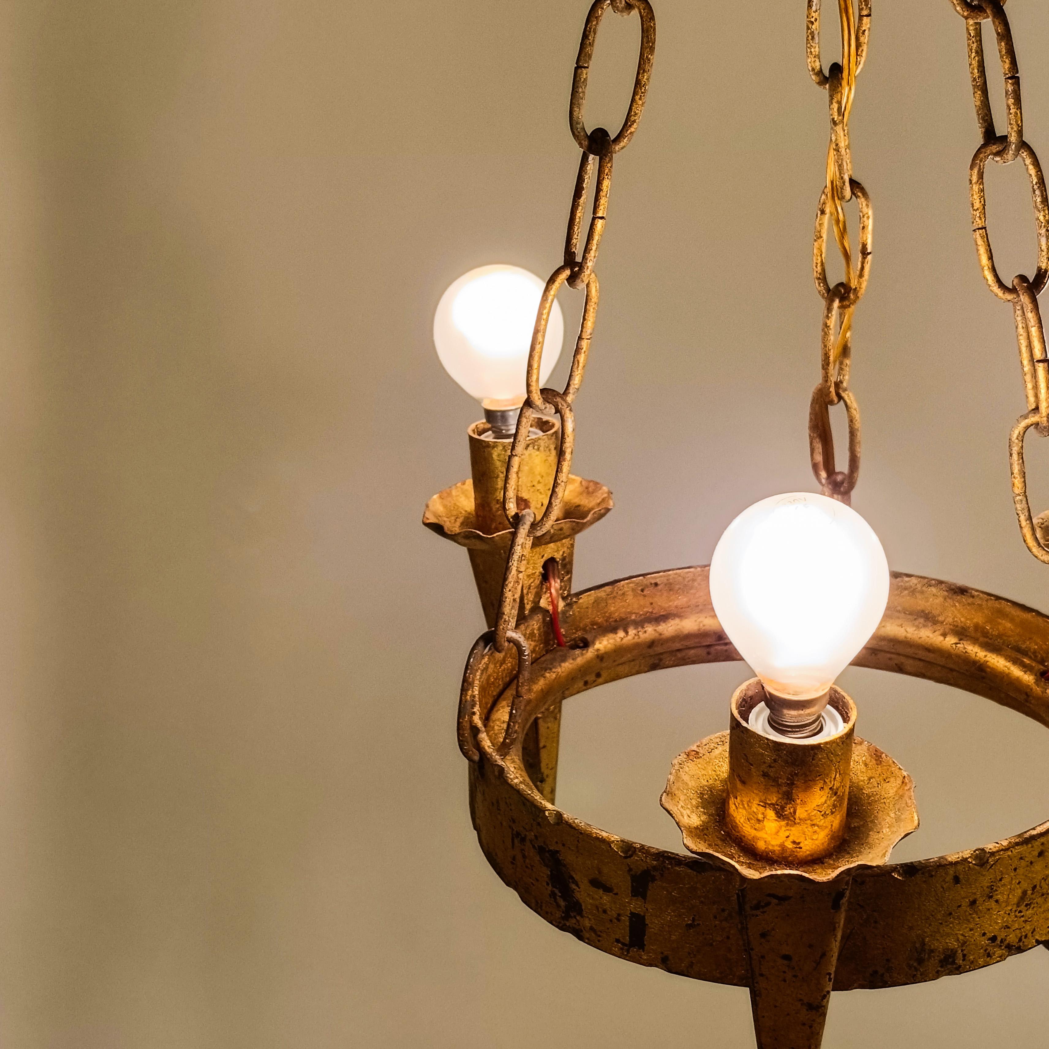 Stile Tudor. Lampadario in ferro battuto di Ferro Art, Spagna, anni '40 in vendita 2