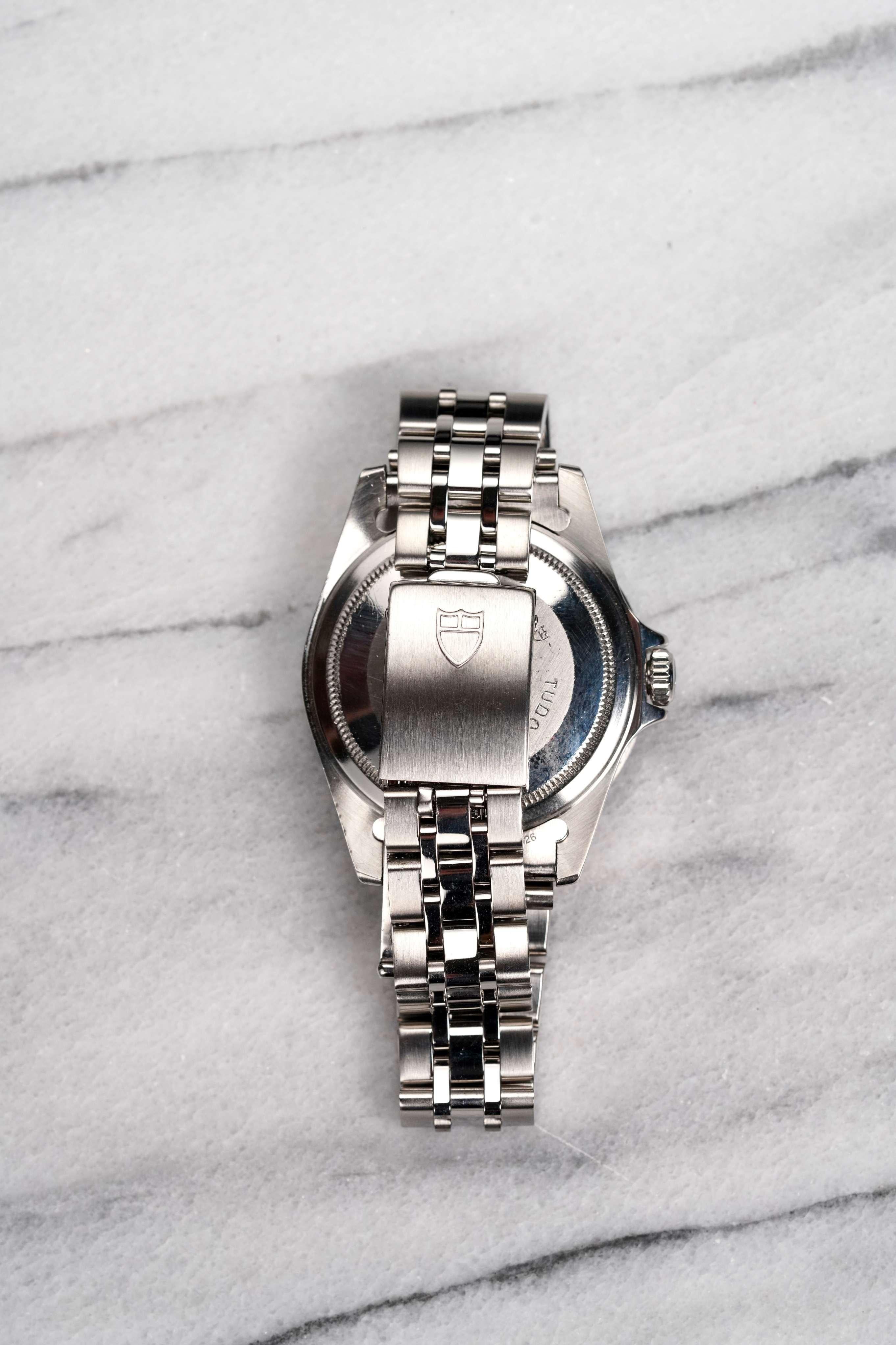 Voici une Tudor Submariner référence 75190 automatique vintage avec un cadran et une lunette rose saumon sunburst unique sur un bracelet oyster des années 90, début 2000. L'heure est très précise et l'appareil est entièrement fonctionnel. Les